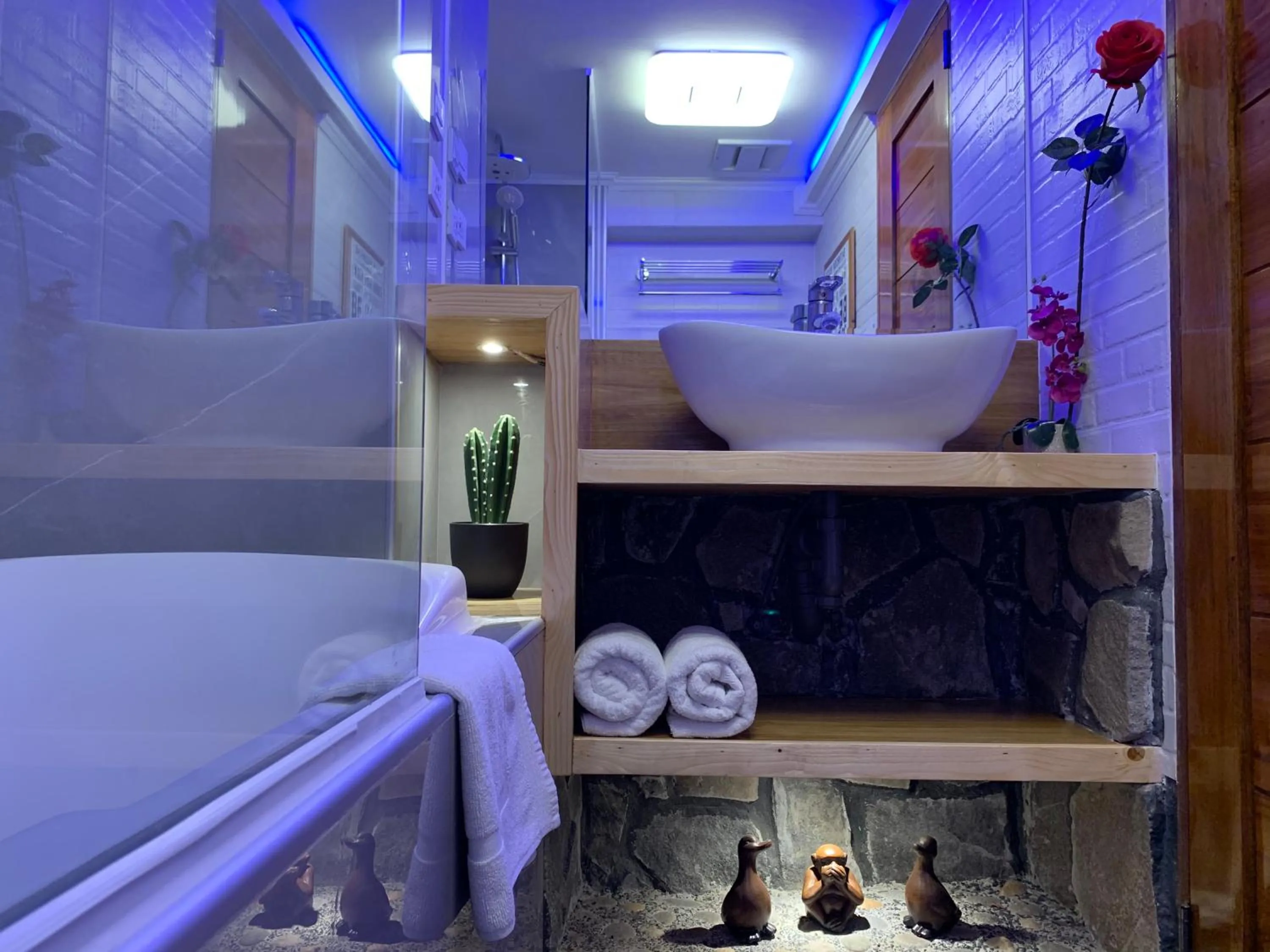 Bed in CLOCKWORKORANGE Luxury Suites