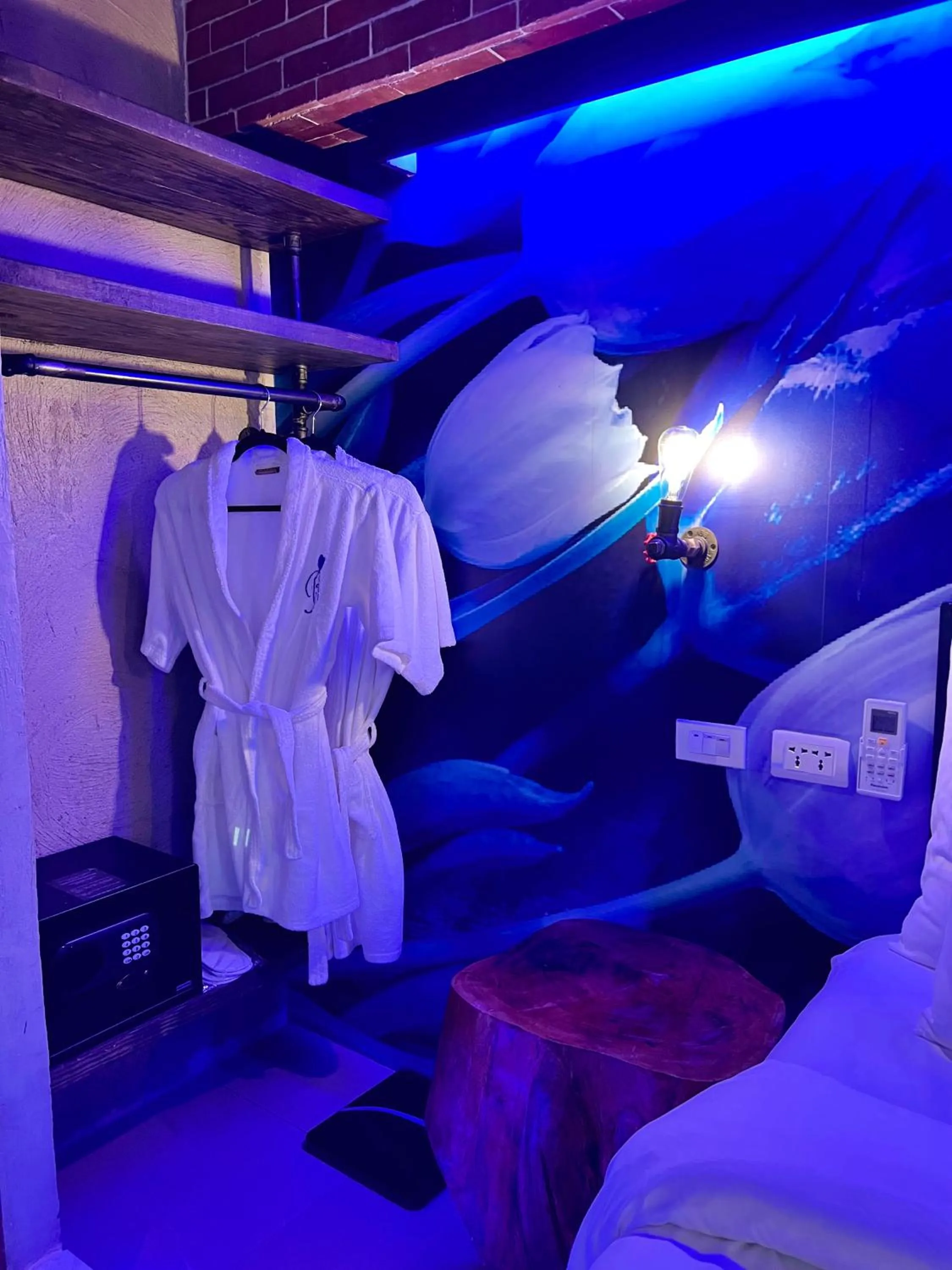 Bed in CLOCKWORKORANGE Luxury Suites