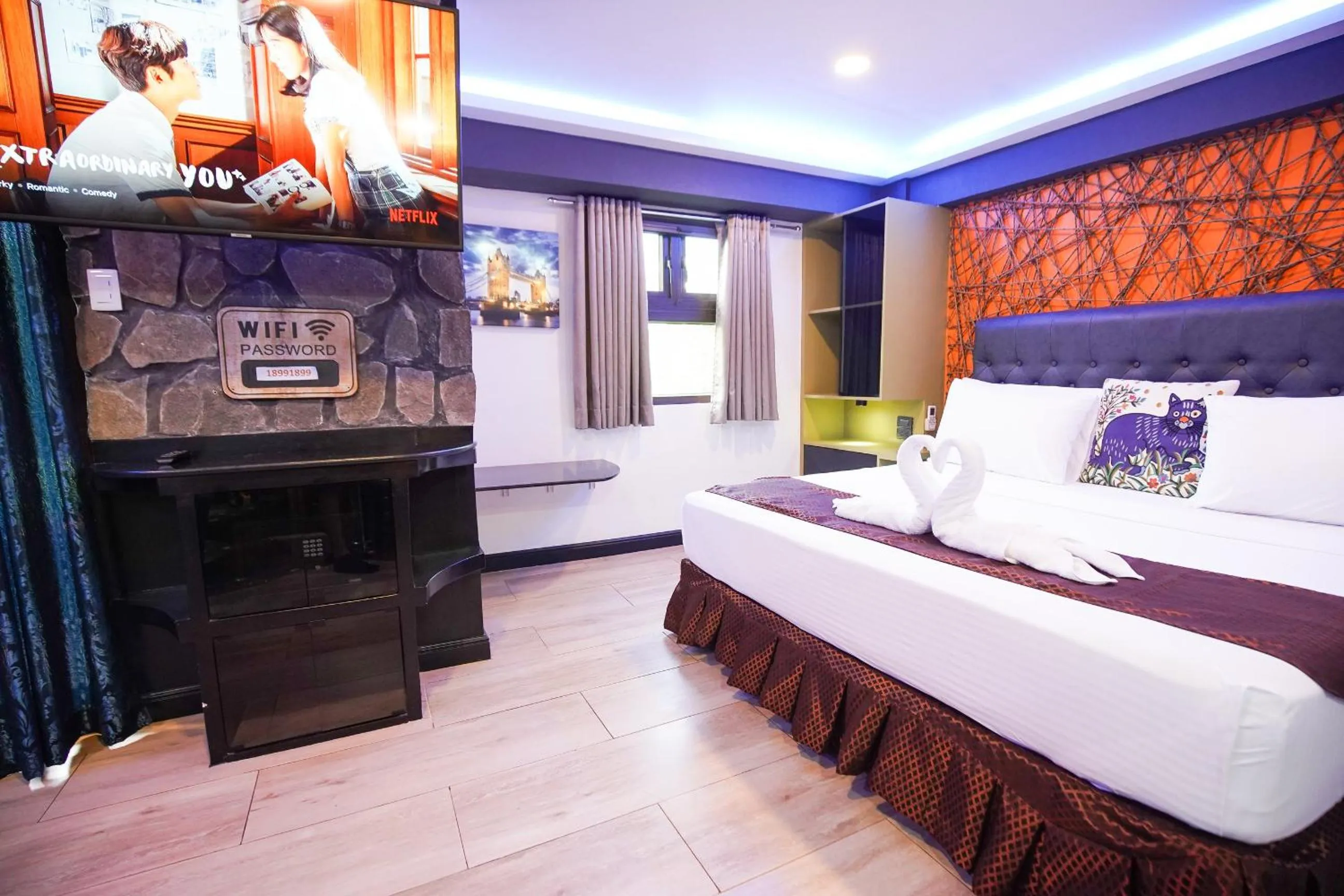 Bed in CLOCKWORKORANGE Luxury Suites