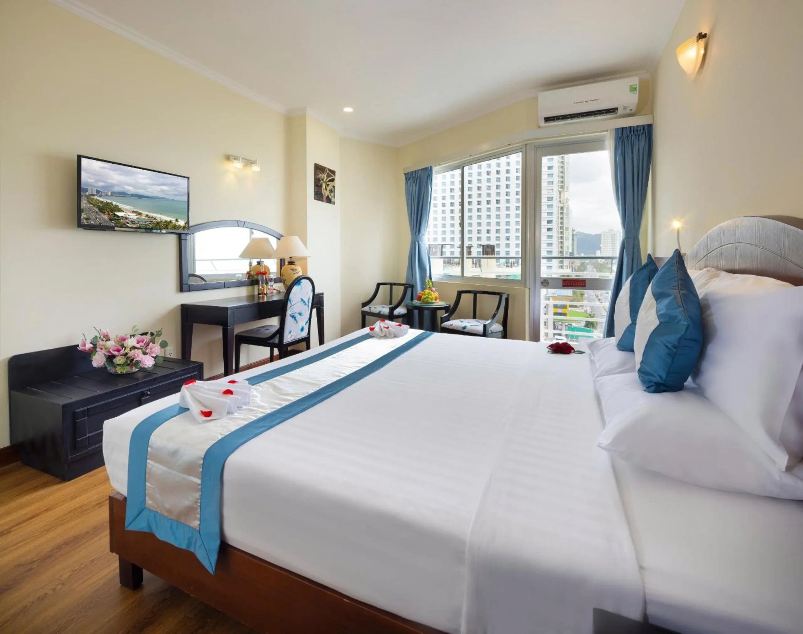 Property building, Bed in Nha Trang Lodge Hotel