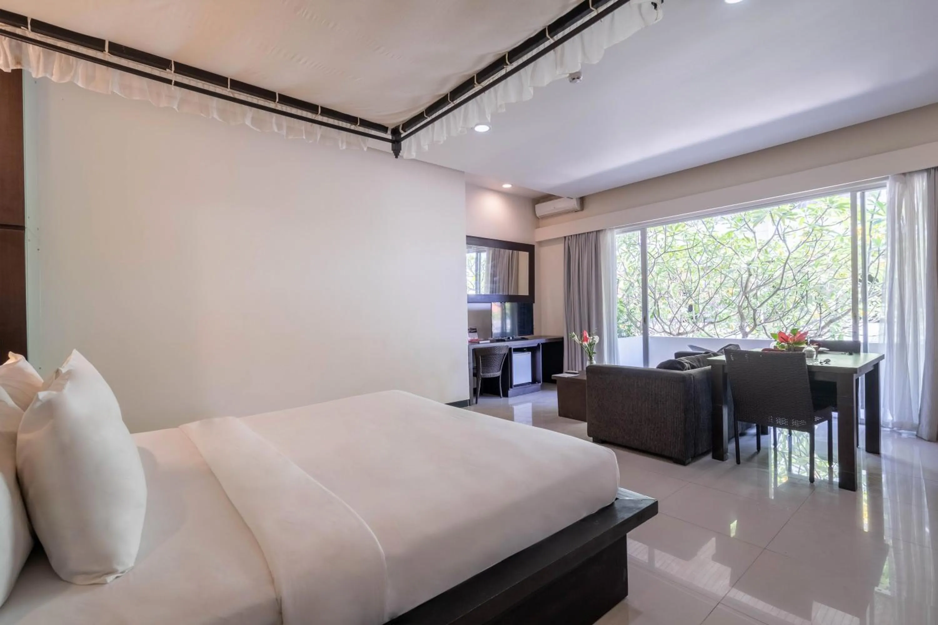 Bed in Swiss-Belcourt Sunset