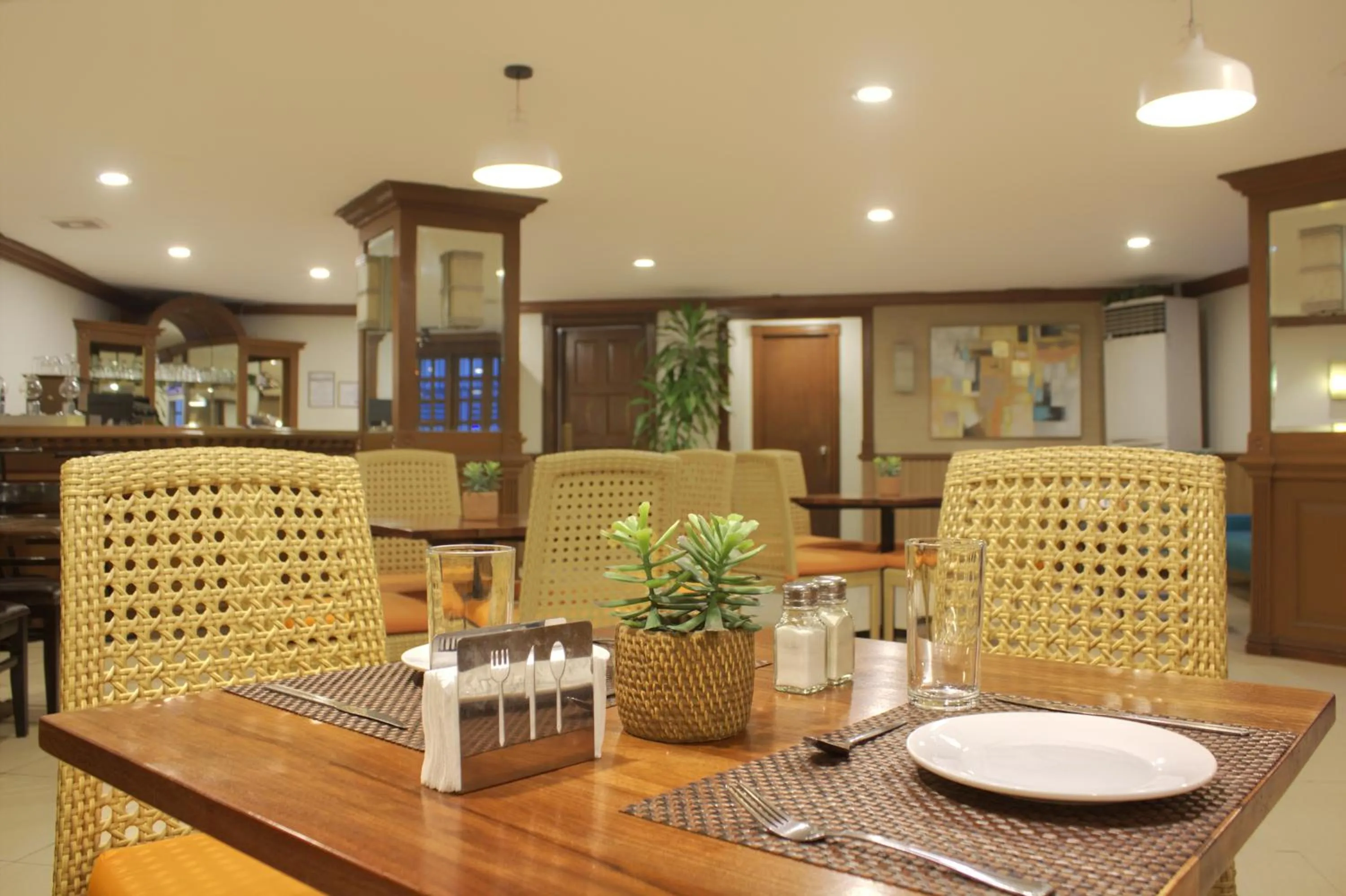 Restaurant/places to eat in Rothman Hotel