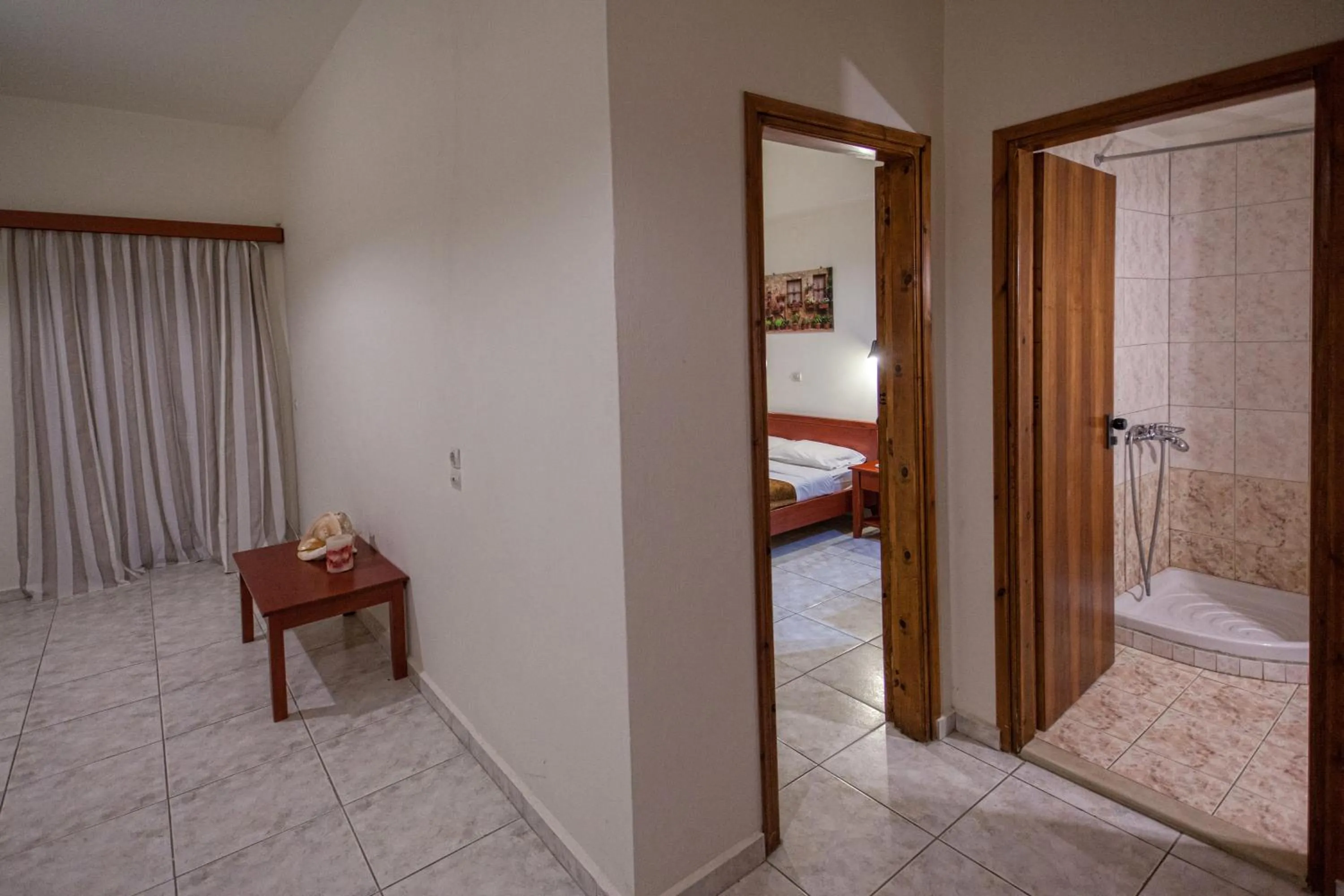 Shower, Bed in Ammoudi Hotel