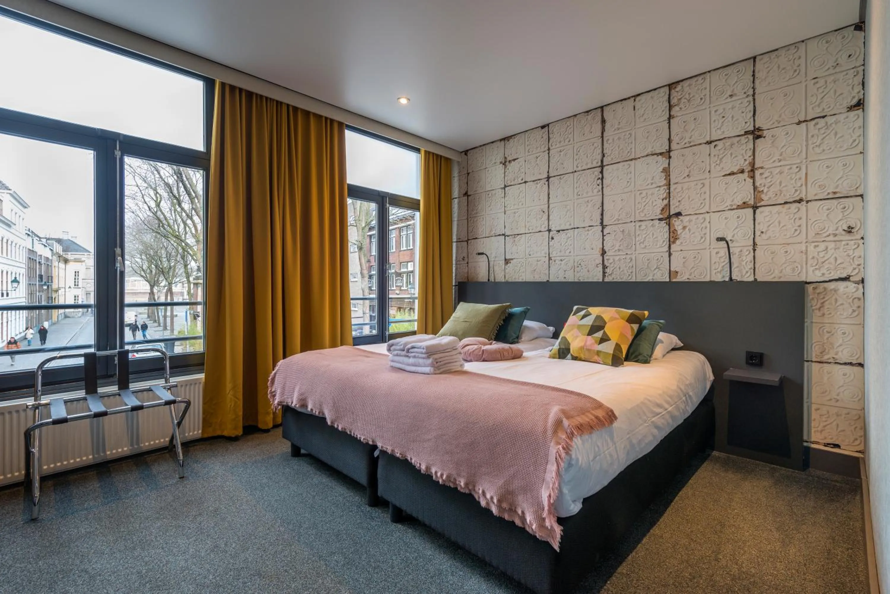 Property building, Bed in Hotel Sutor