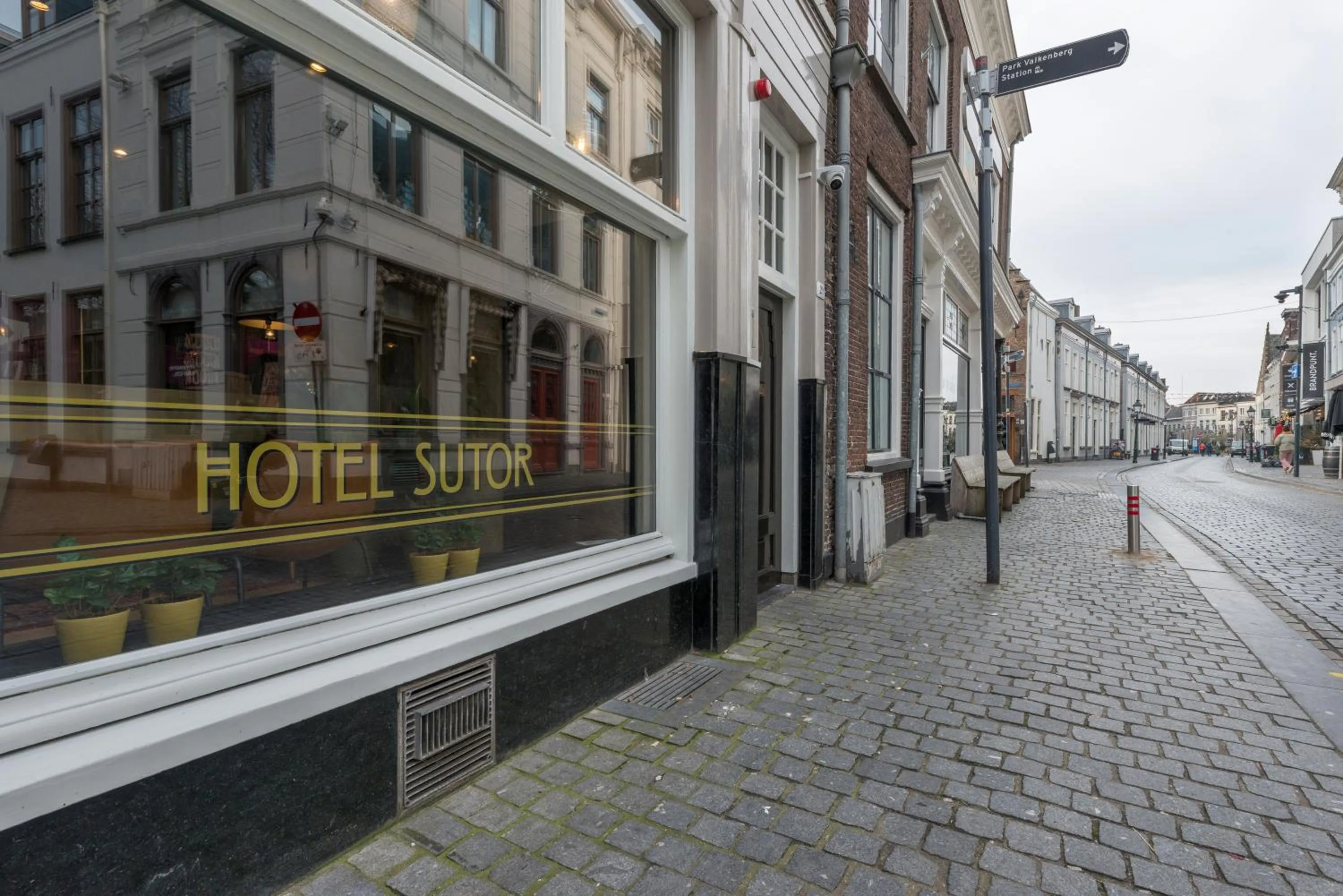 Text overlay in Hotel Sutor