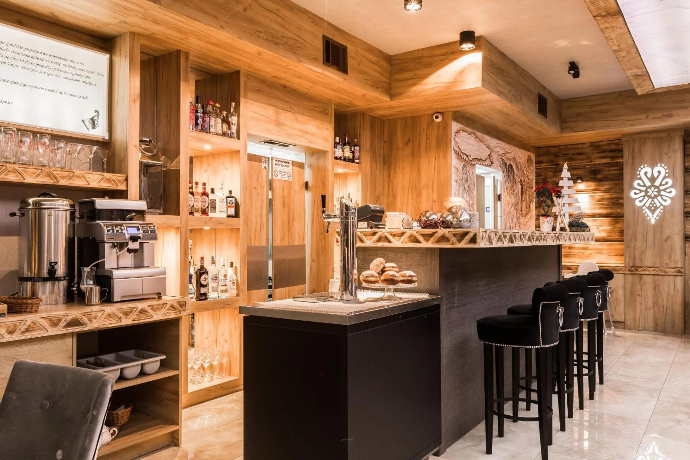 Lounge or bar in Aparthotel Góralski Spa & Restaurant