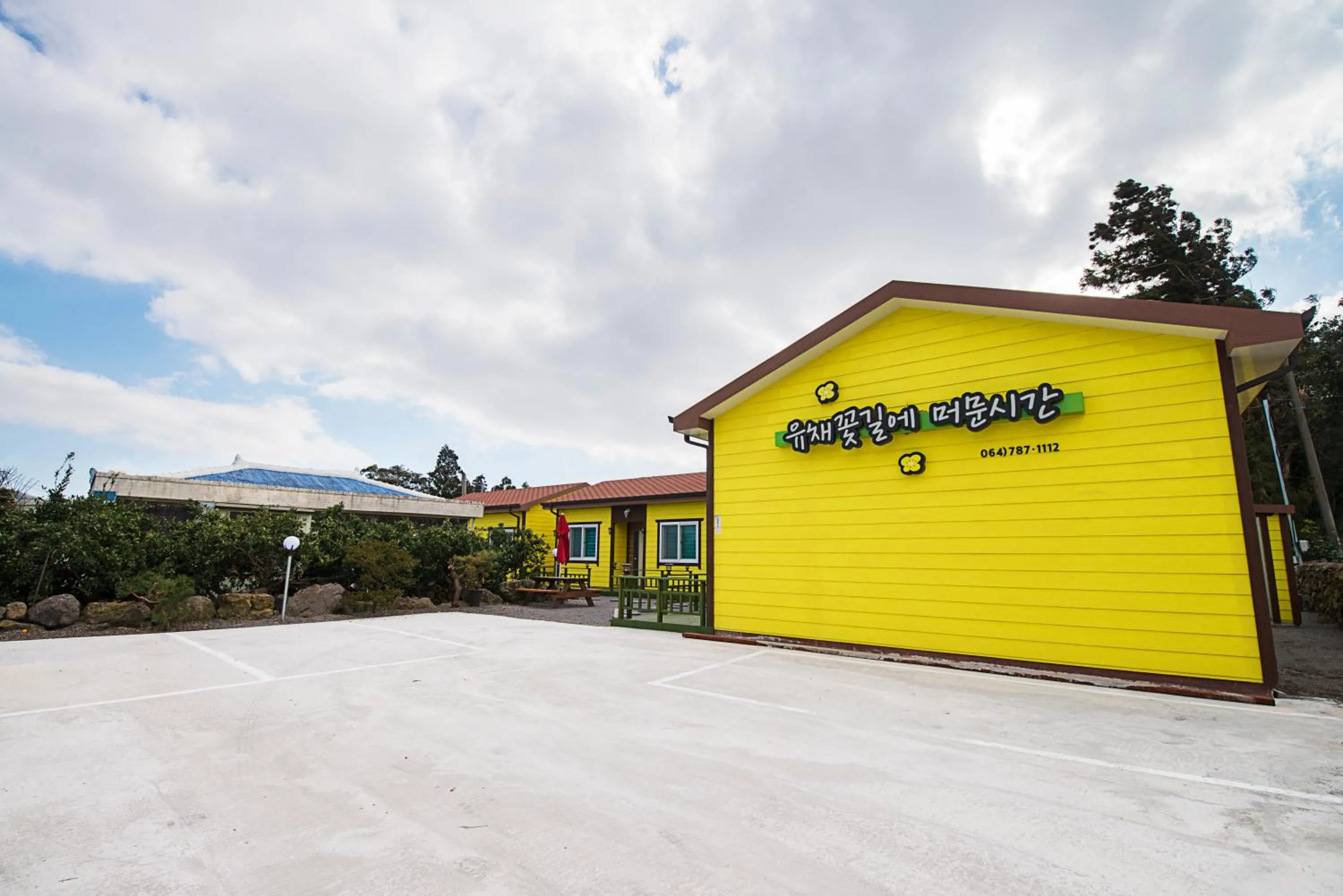 Parking in Brassica Flower Pension