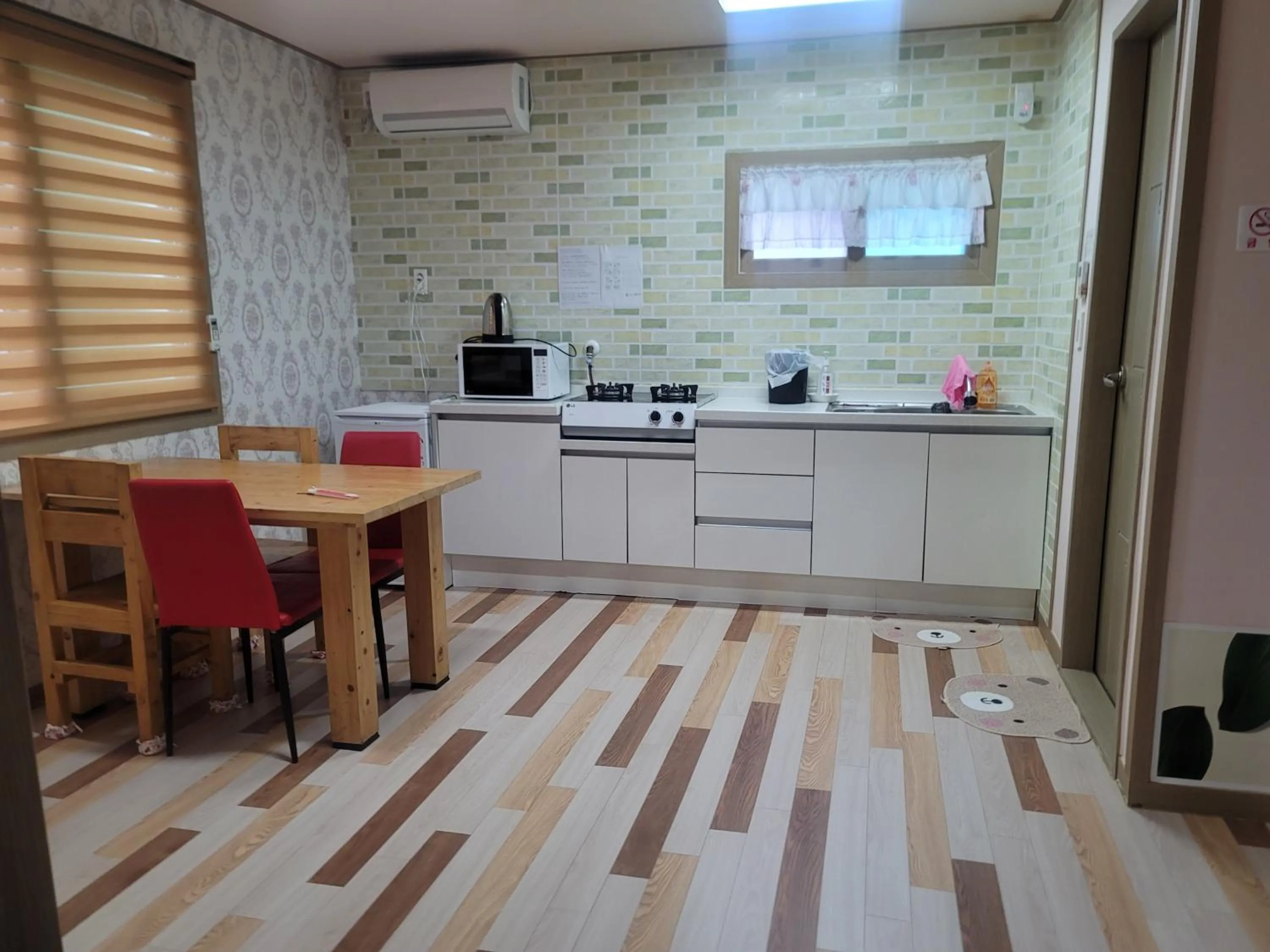 Kitchen or kitchenette in Brassica Flower Pension