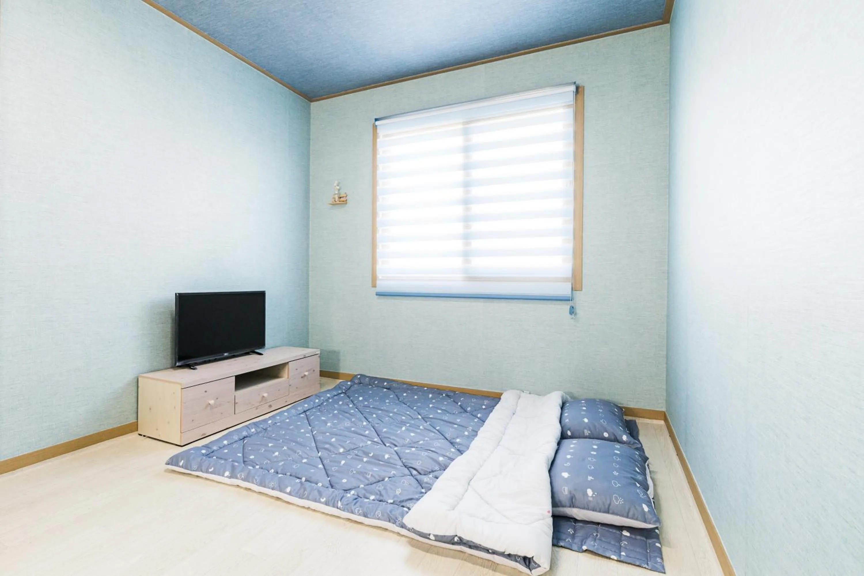 Bedroom, Bed in Brassica Flower Pension