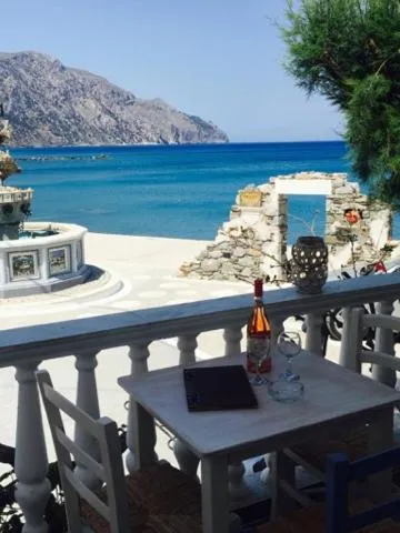 Restaurant/places to eat in Maistrali Studios