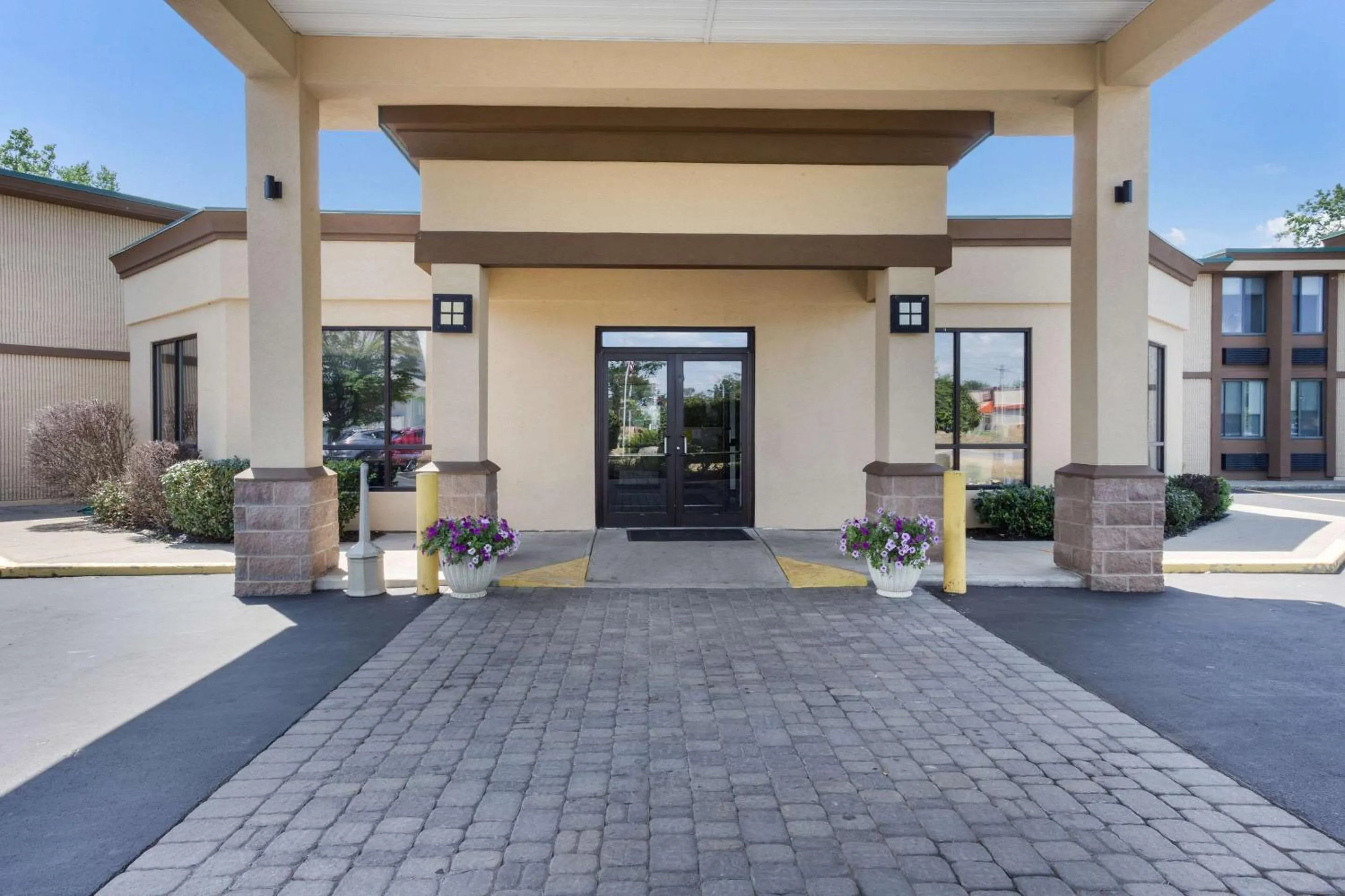 Property building in Quality Inn Albany Colonie