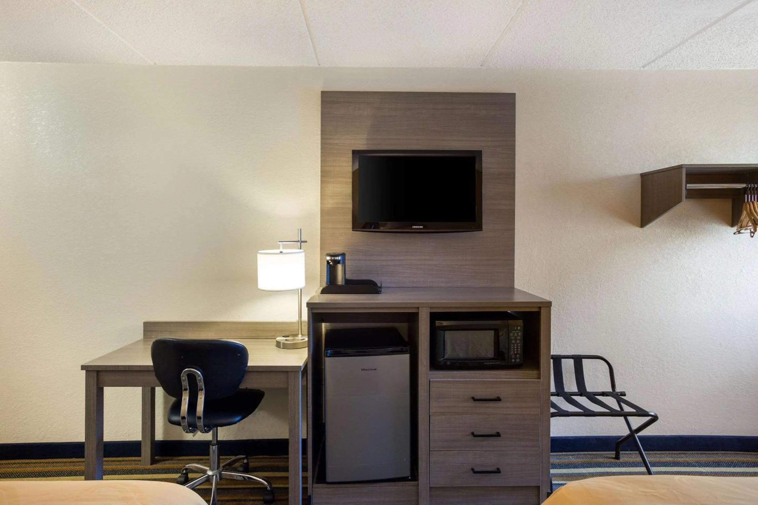 Bedroom in Quality Inn Albany Colonie