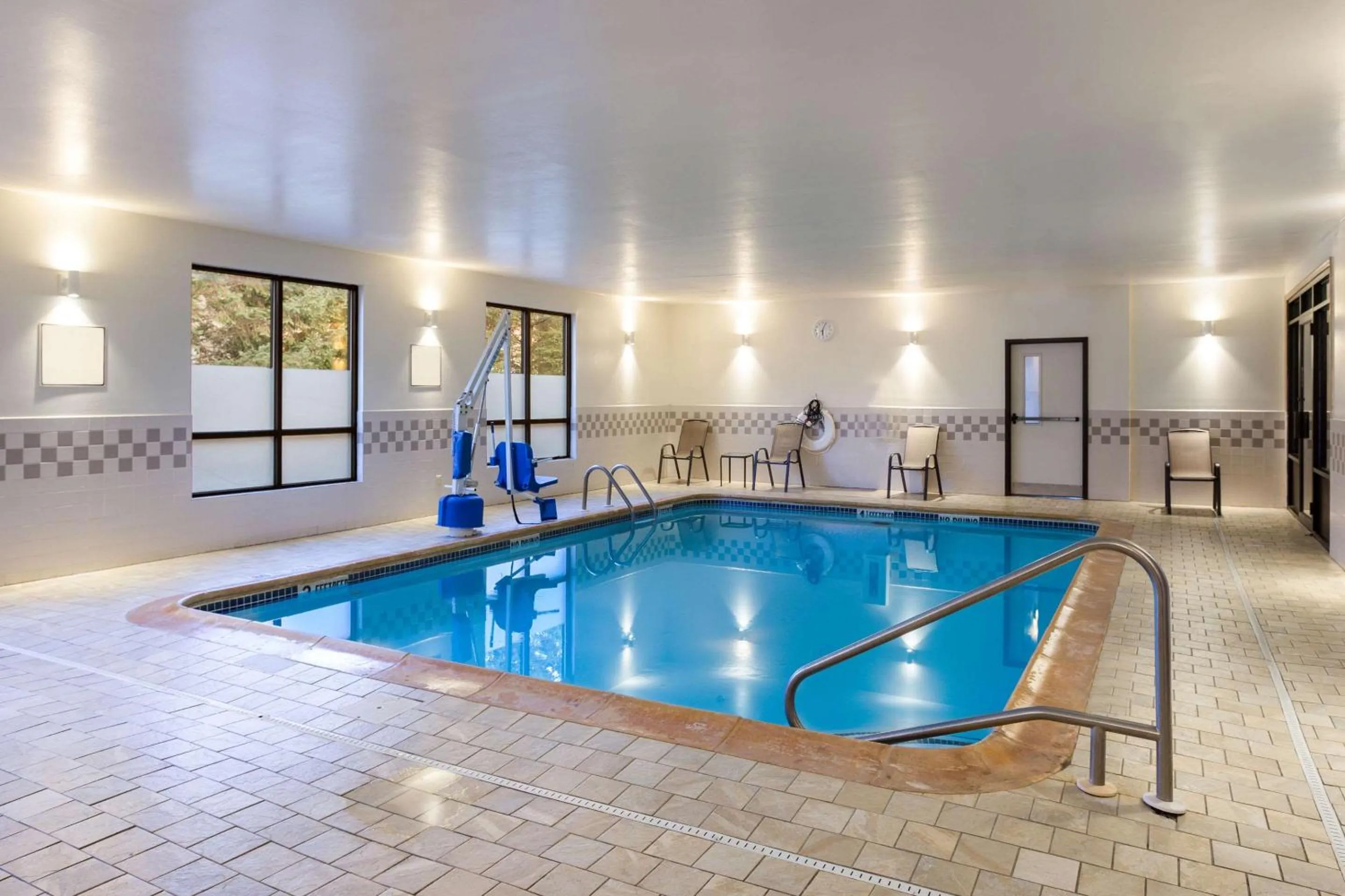 Swimming pool in Quality Inn Albany Colonie