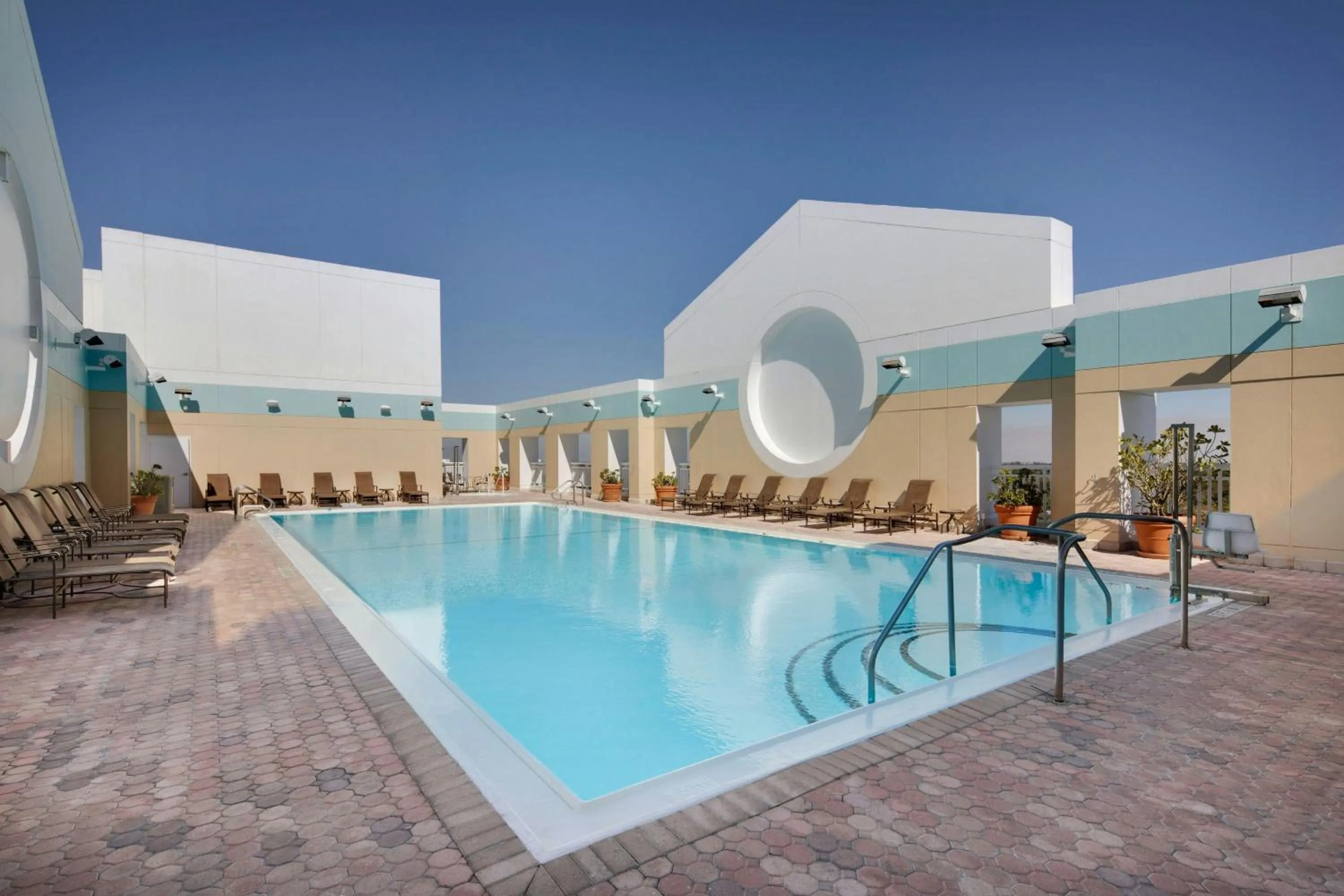 Swimming pool in Sheraton Suites Fort Lauderdale West