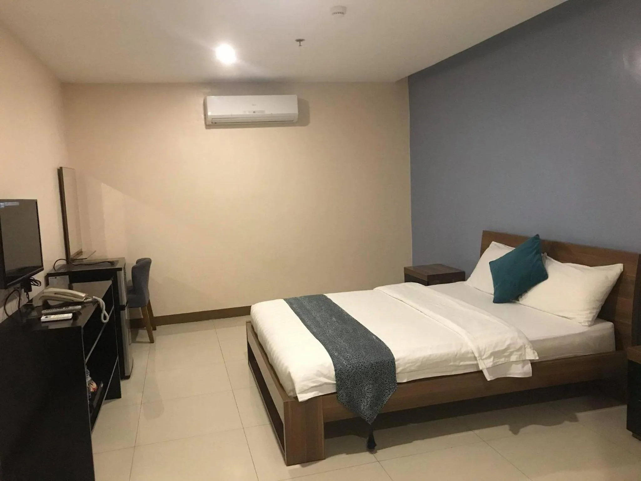 Photo of the whole room, Bed in YBC Grand Hotel