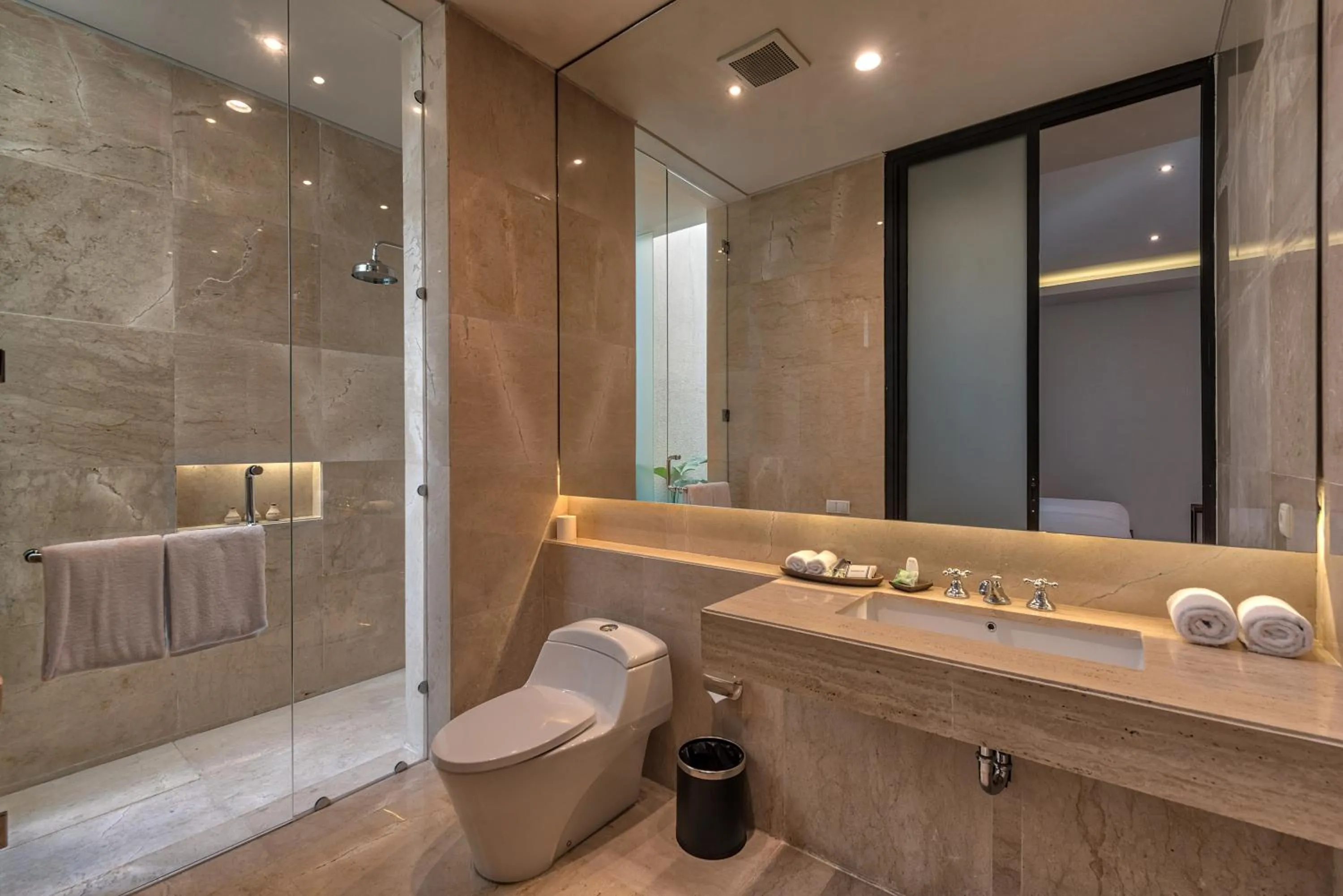 Shower in Kemangi Bed and Breakfast