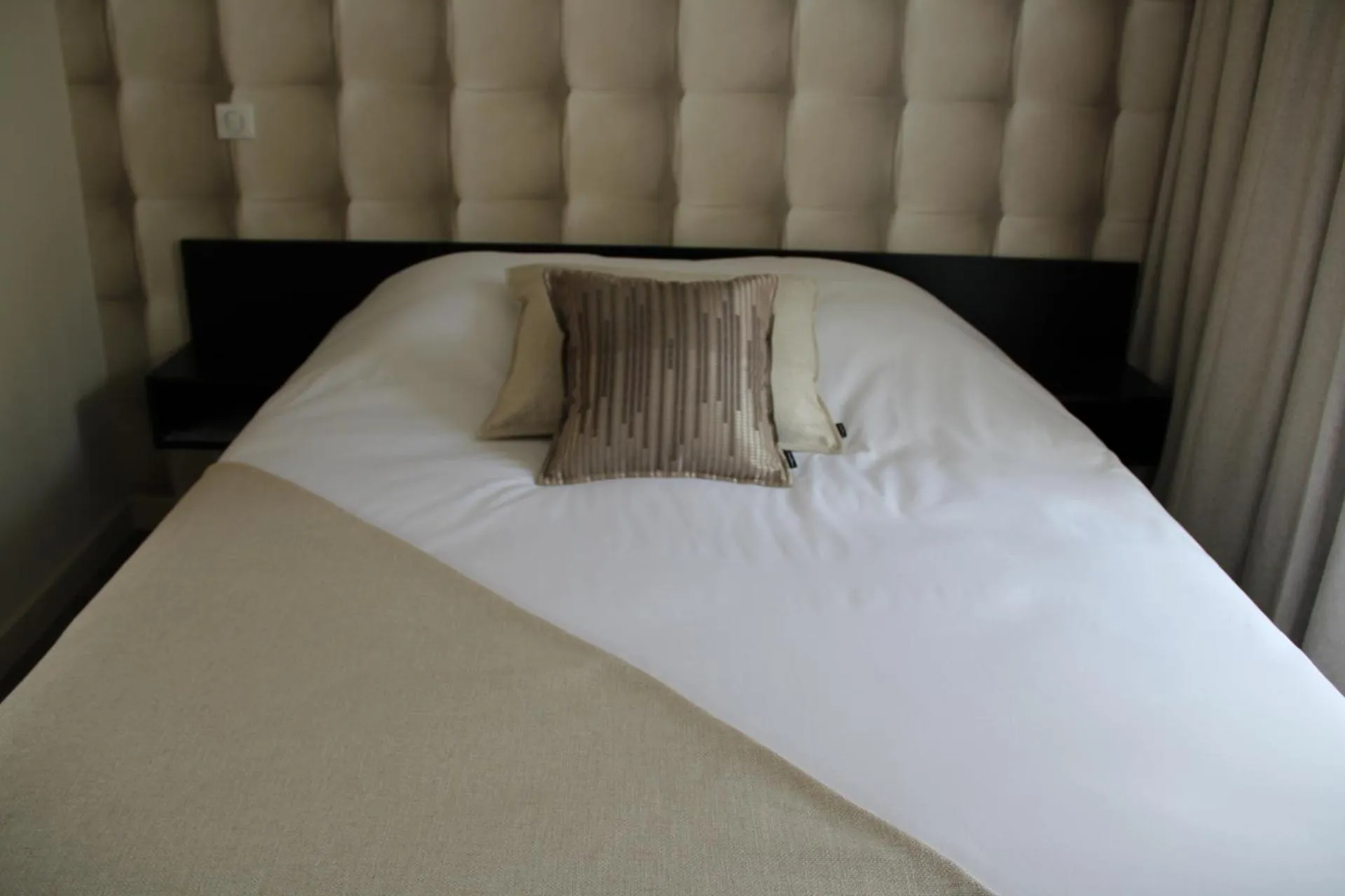 Bed in Hôtel du Lion d'OR
