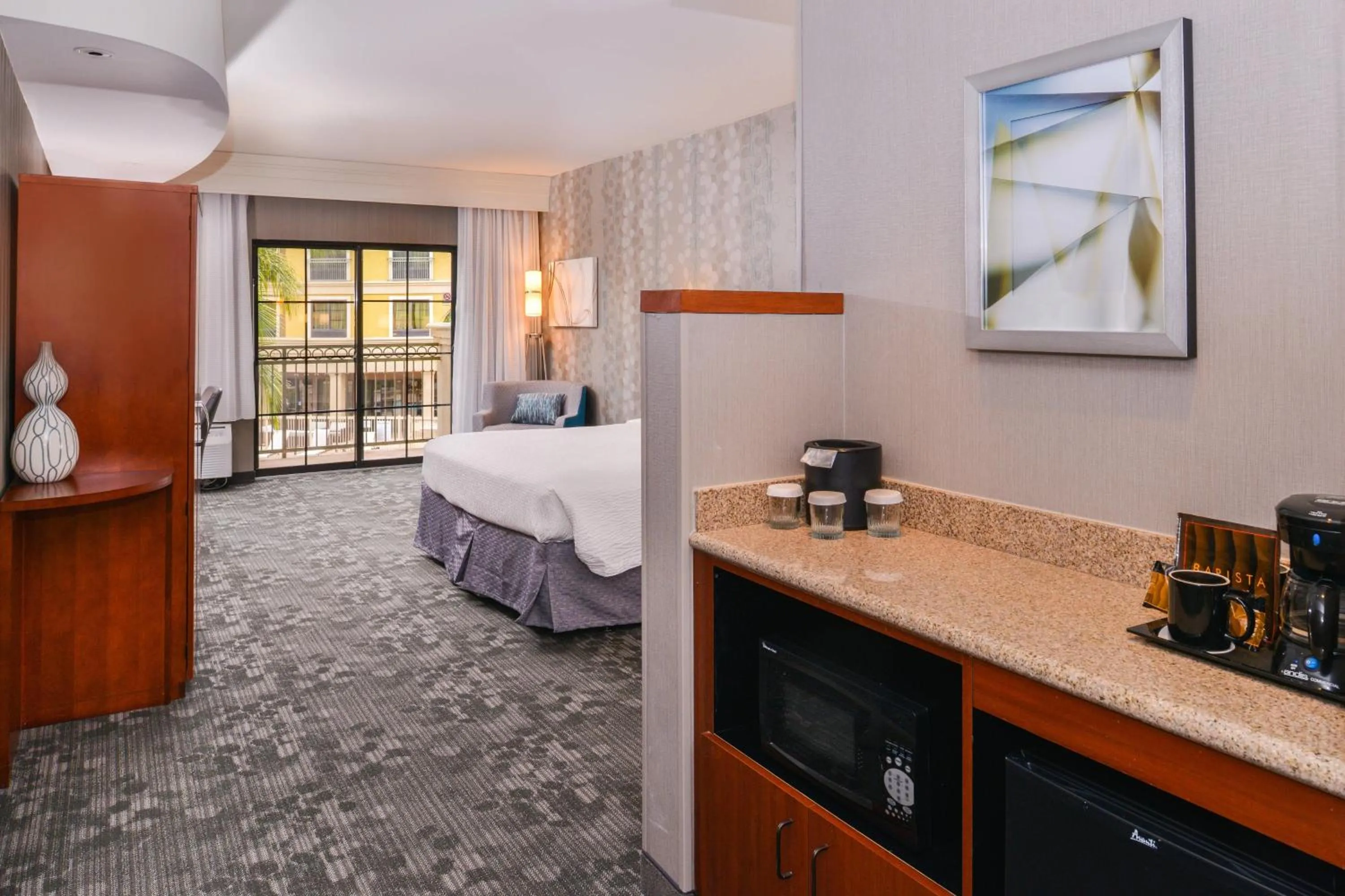 Photo of the whole room, Bed in Courtyard by Marriott San Luis Obispo
