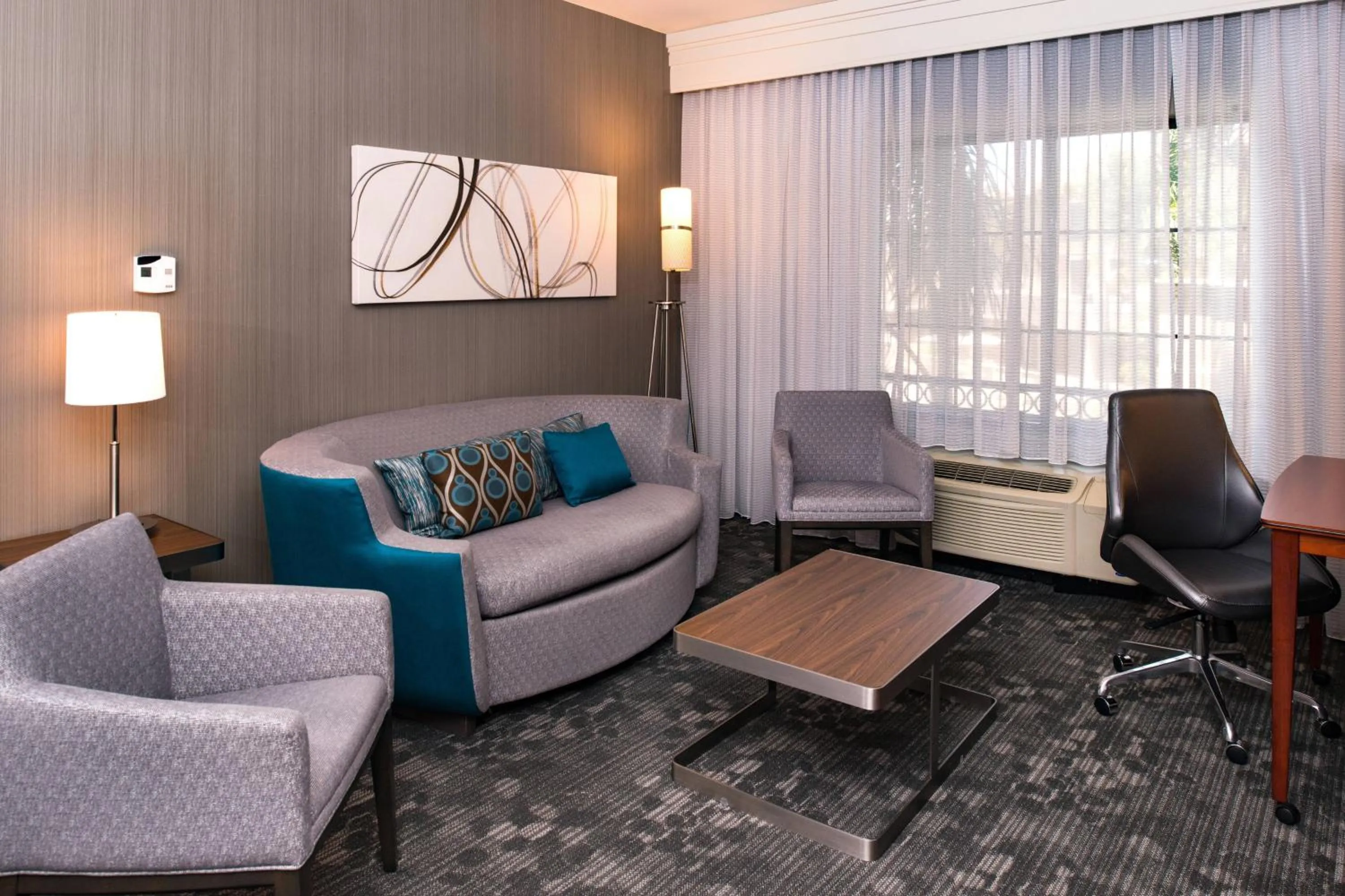 Living room in Courtyard by Marriott San Luis Obispo