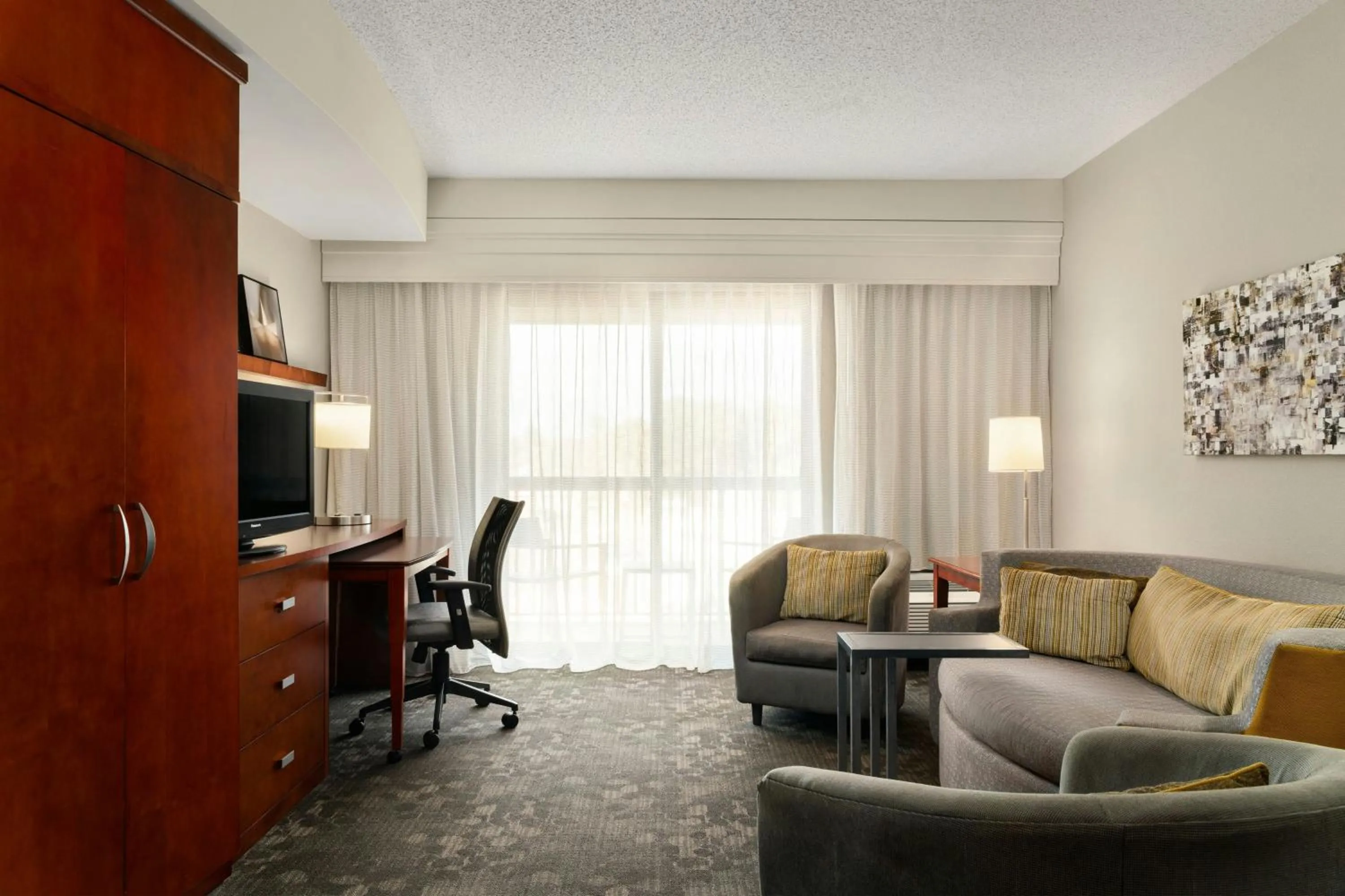 Photo of the whole room in Courtyard by Marriott Salisbury