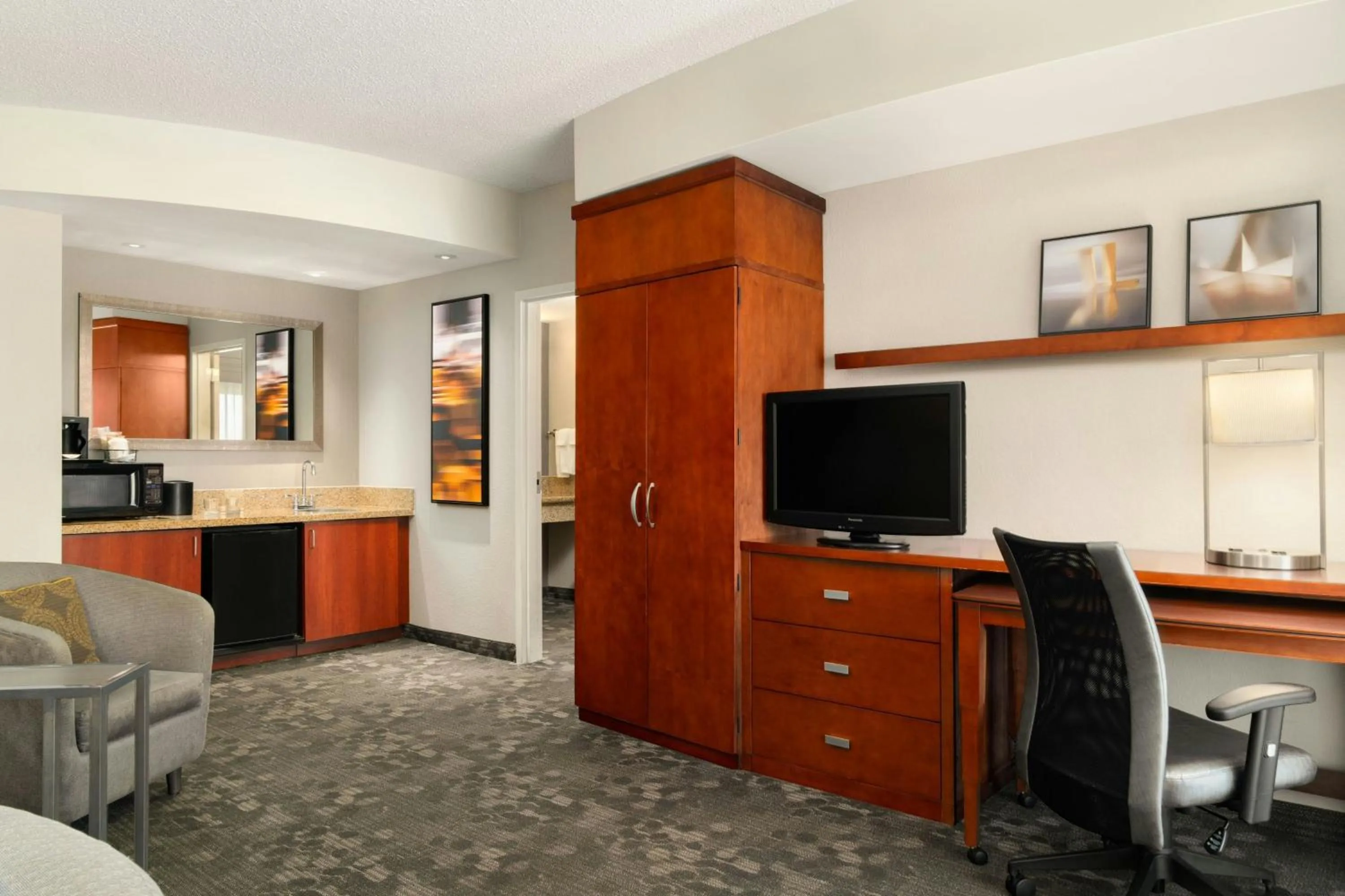 Photo of the whole room in Courtyard by Marriott Salisbury