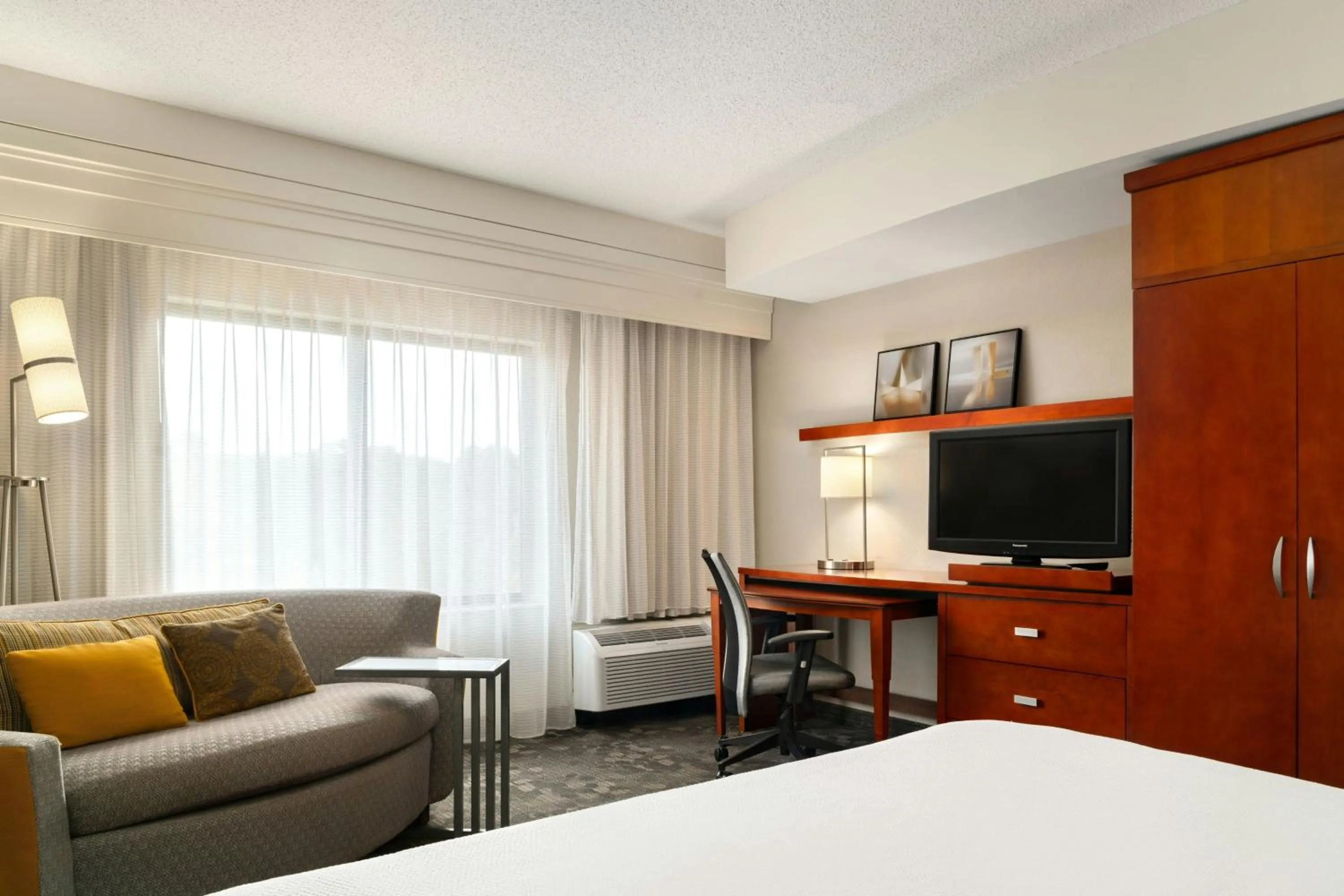 Photo of the whole room, Bed in Courtyard by Marriott Salisbury