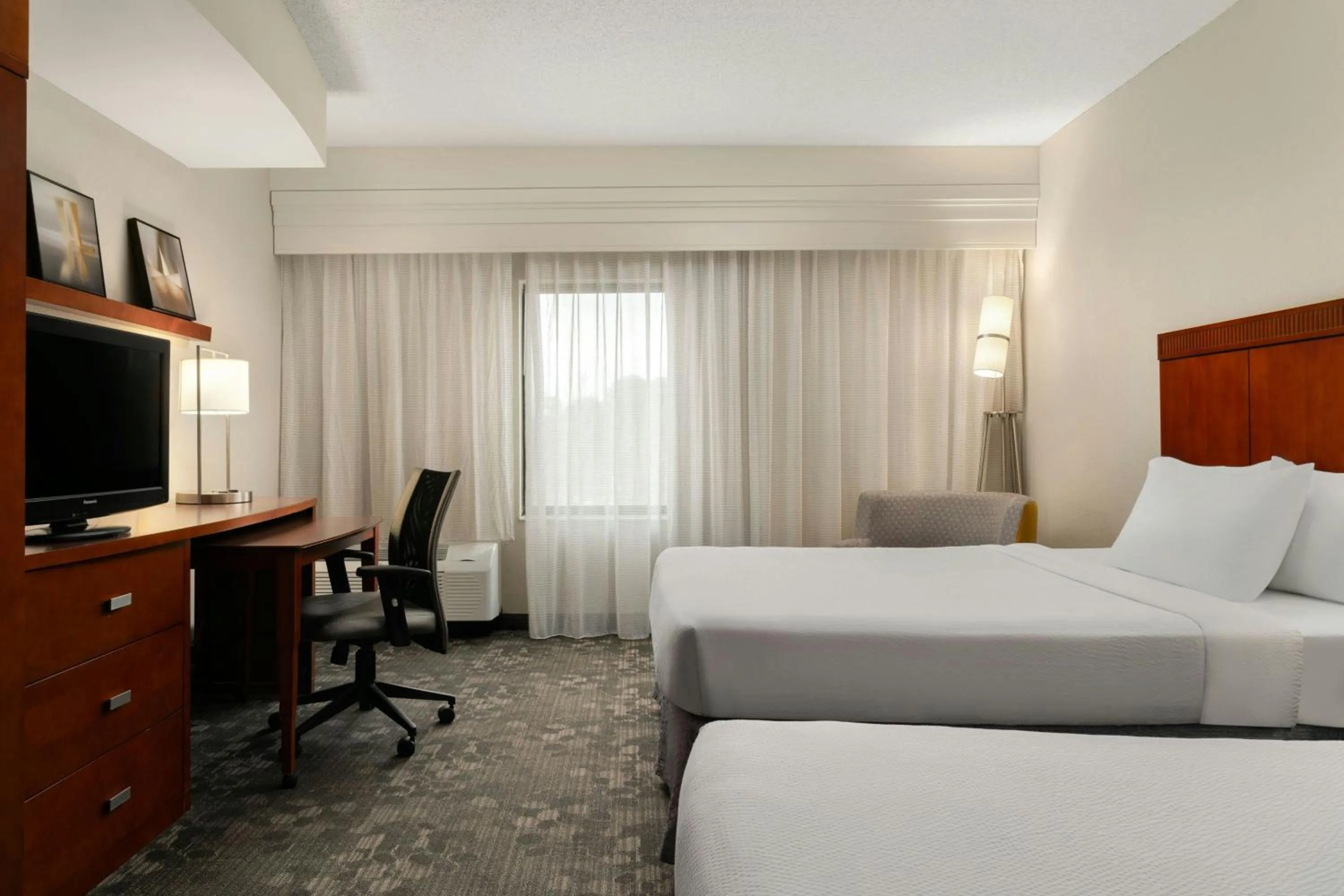 Photo of the whole room, Bed in Courtyard by Marriott Salisbury