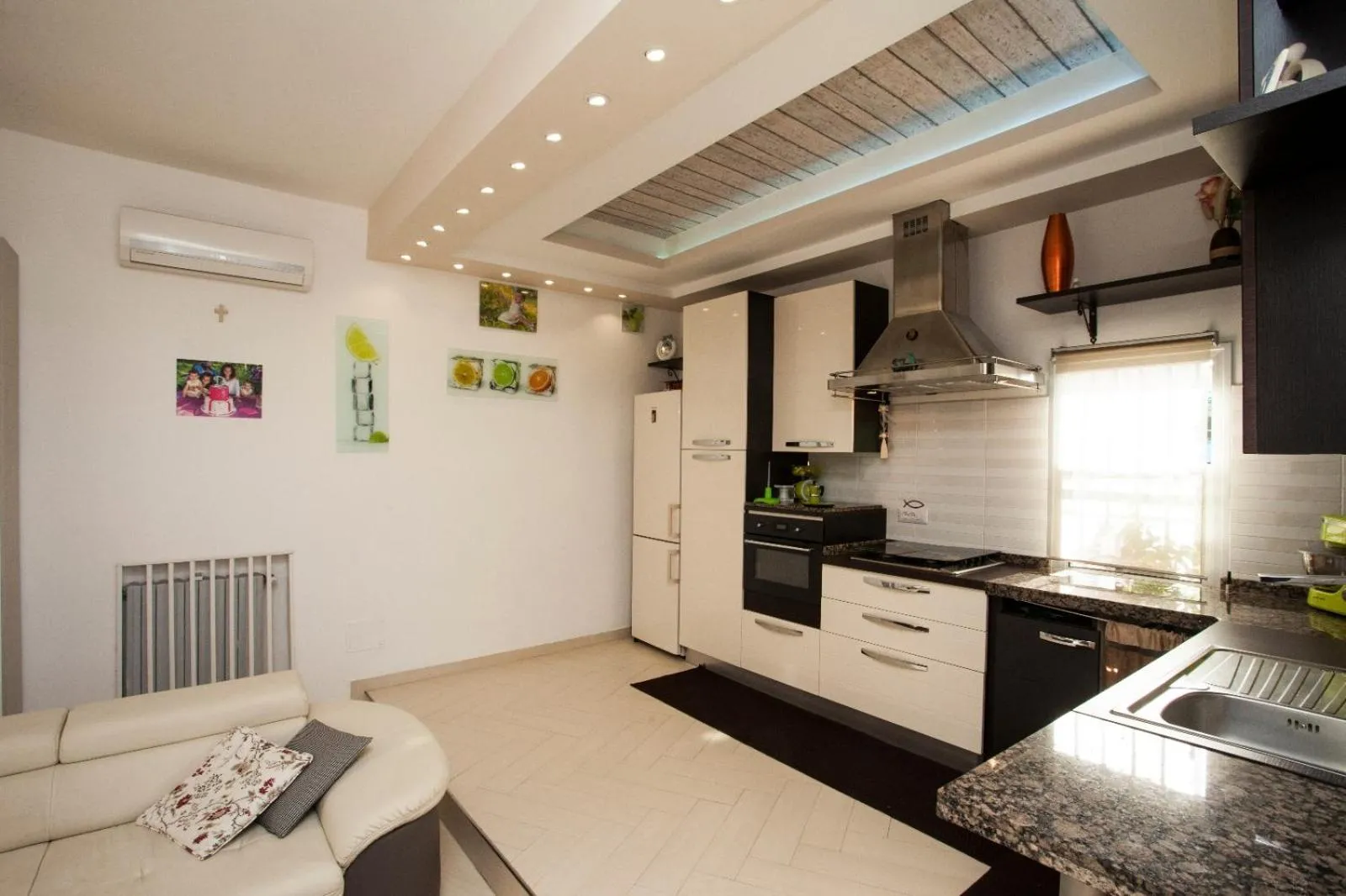 Kitchen or kitchenette in Siriana open space