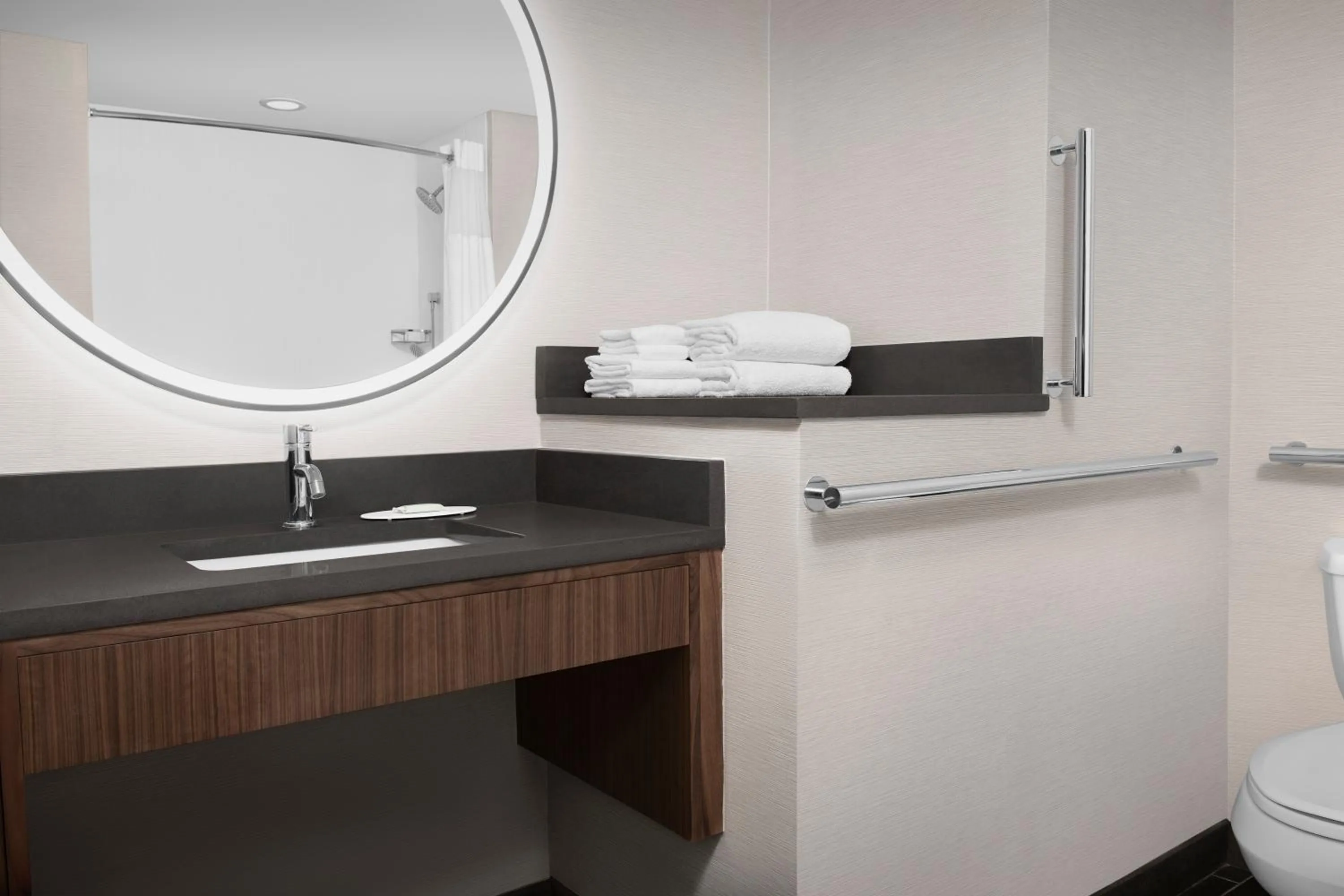 Bathroom in Courtyard by Marriott Paso Robles