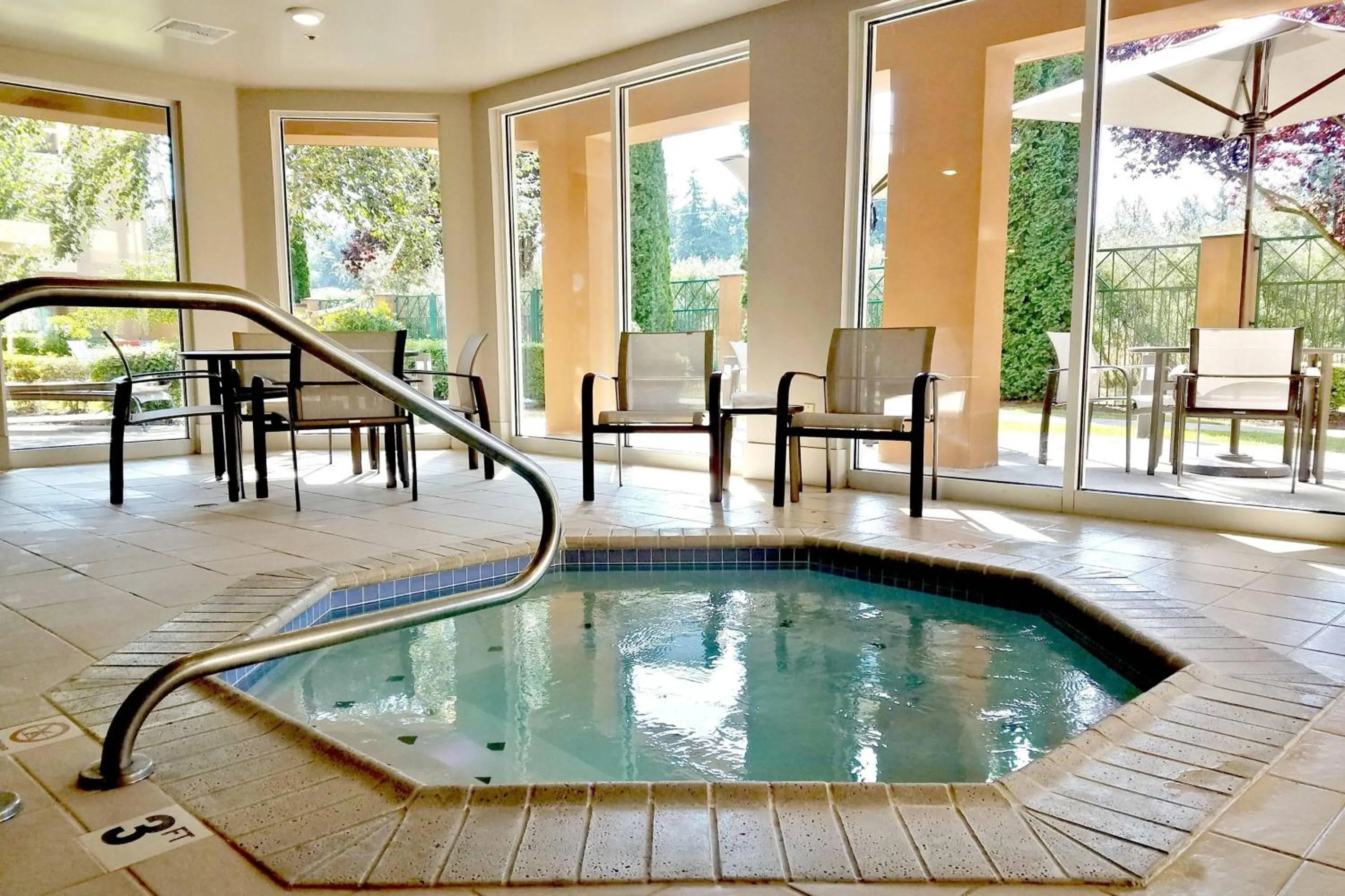 Swimming pool in Courtyard Seattle North / Lynnwood Everett