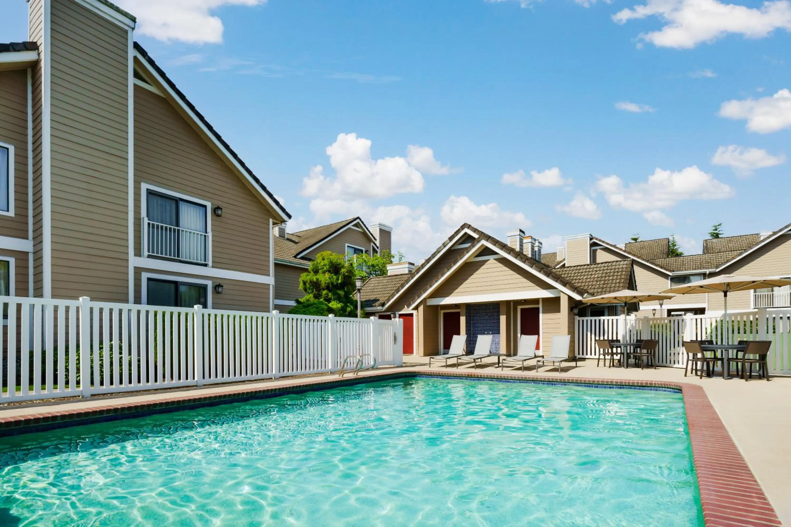 Swimming pool in Residence Inn Seattle North/Lynnwood Everett