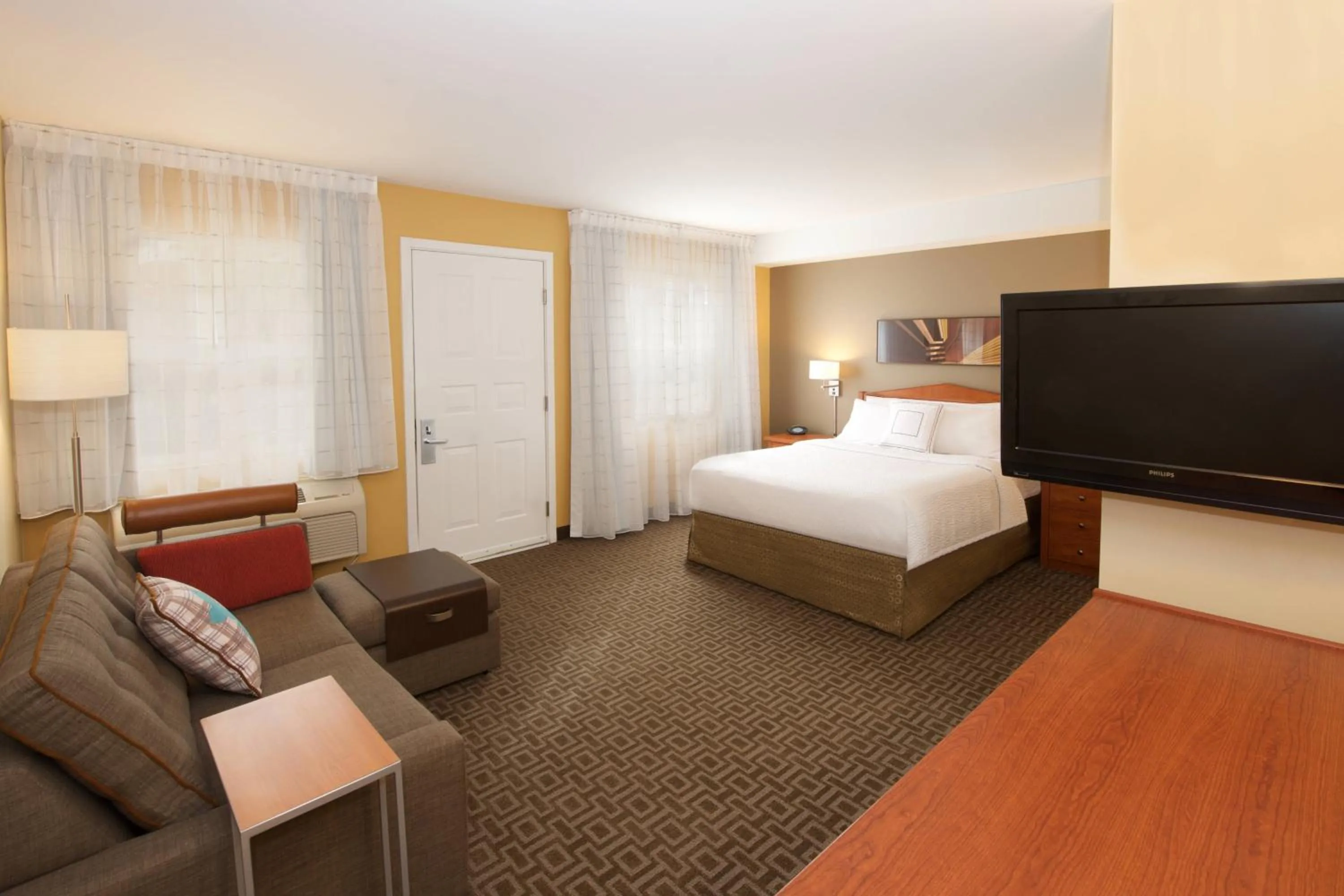 Living room, Bed in TownePlace Suites by Marriott Seattle Everett/Mukilteo