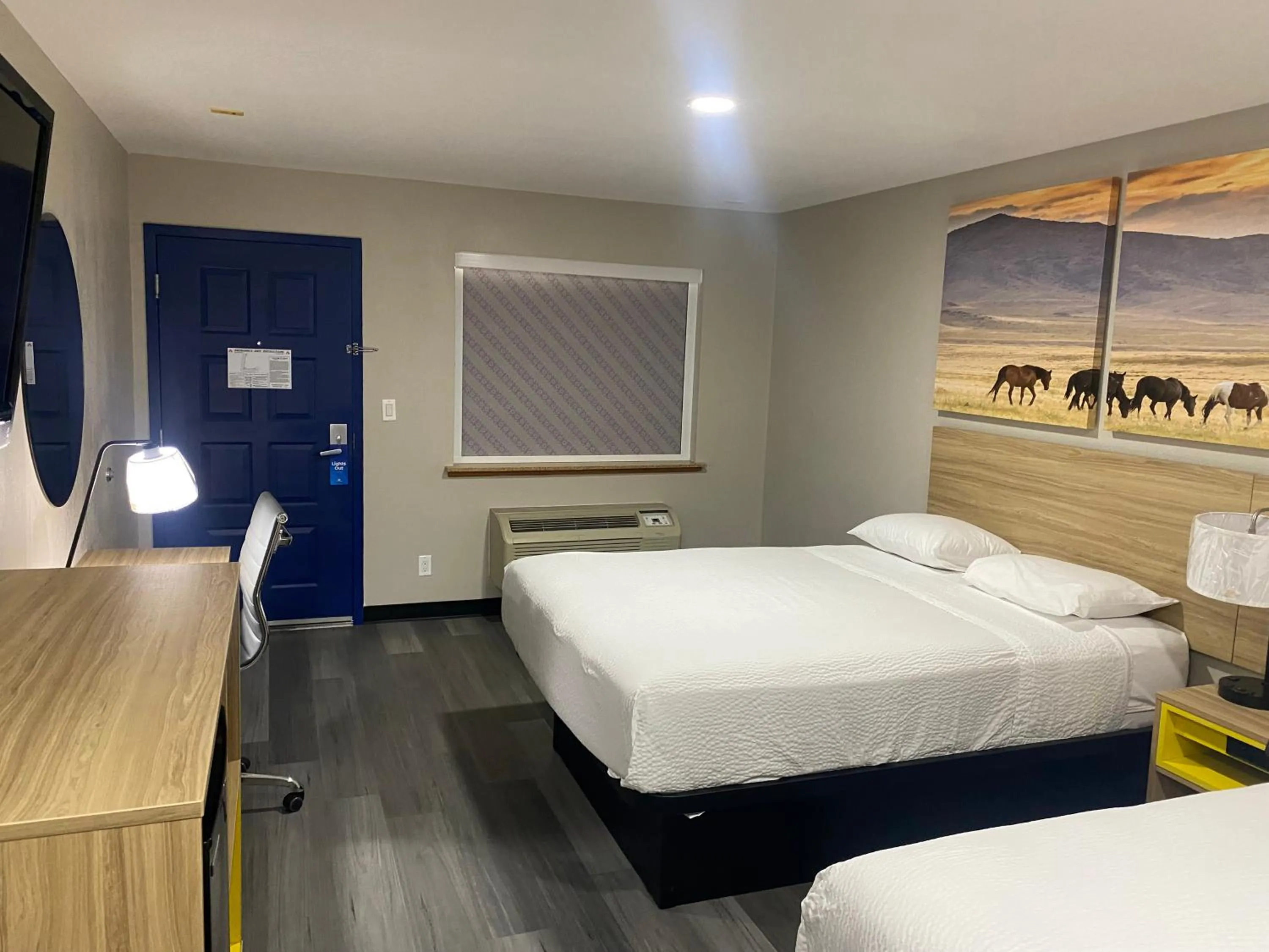 Photo of the whole room, Bed in Days Inn by Wyndham El Paso West
