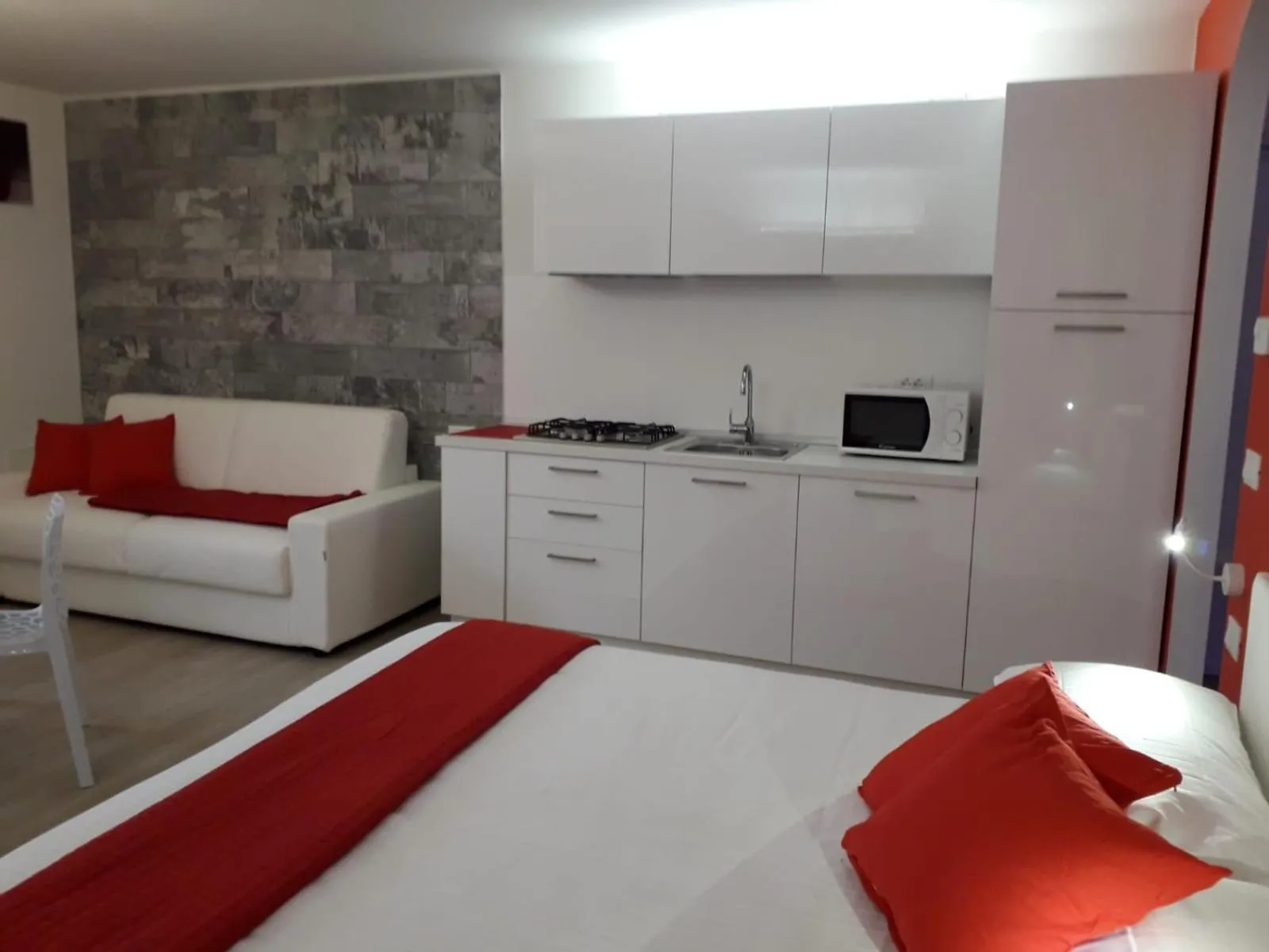 Kitchen or kitchenette, Bed in Suite Color Verona