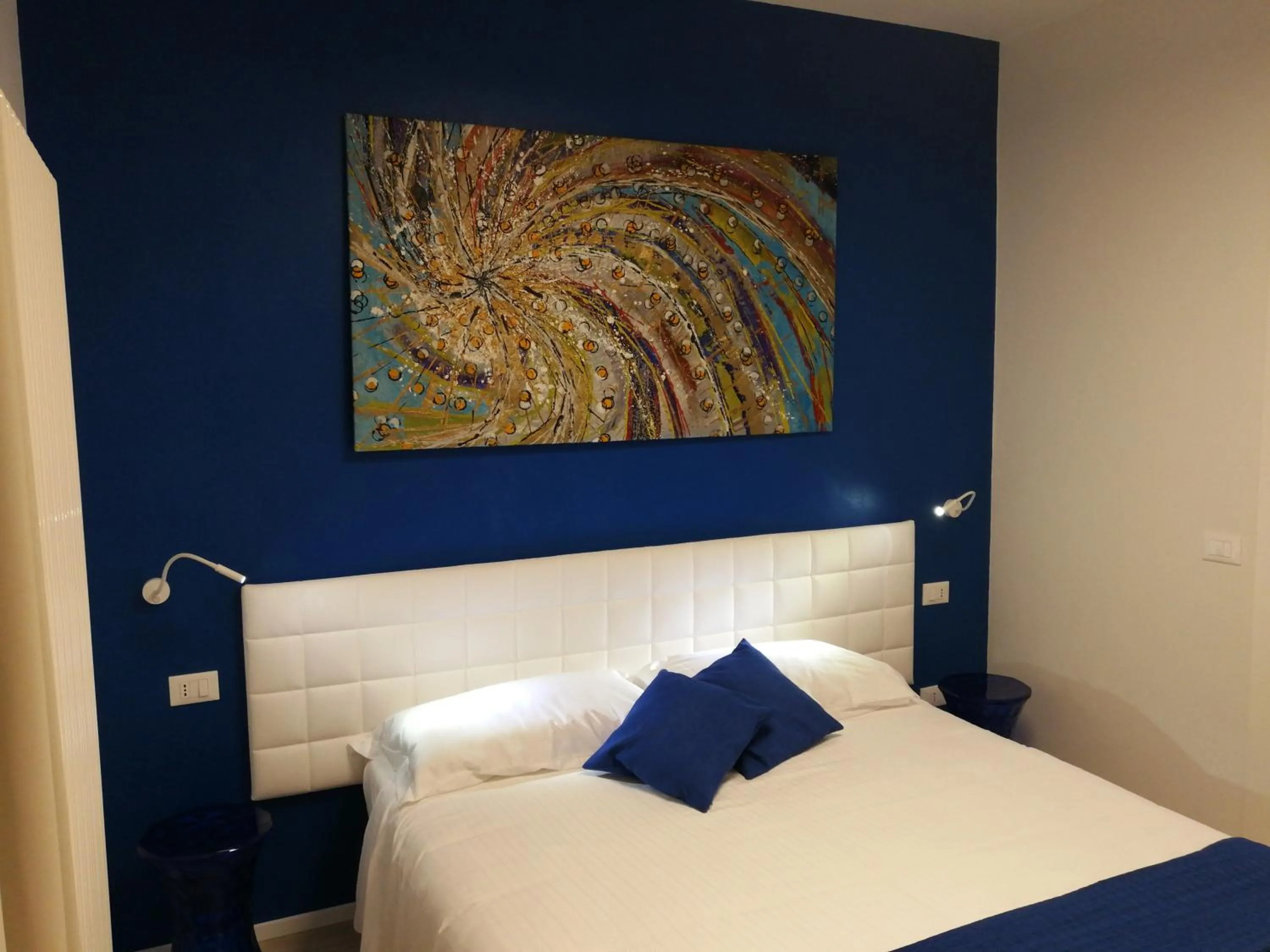 Bedroom, Bed in Suite Color Verona