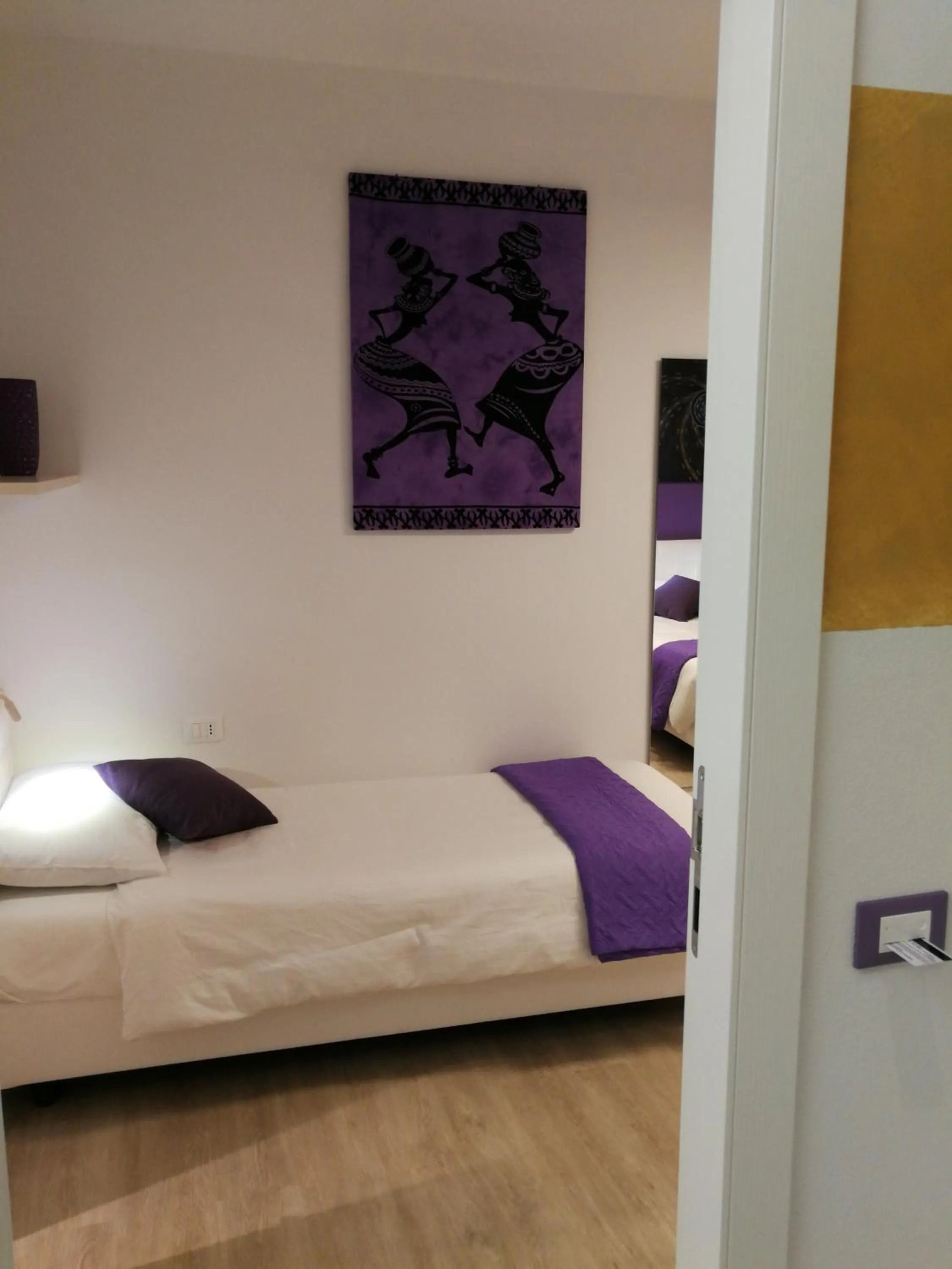 Bedroom, Bed in Suite Color Verona