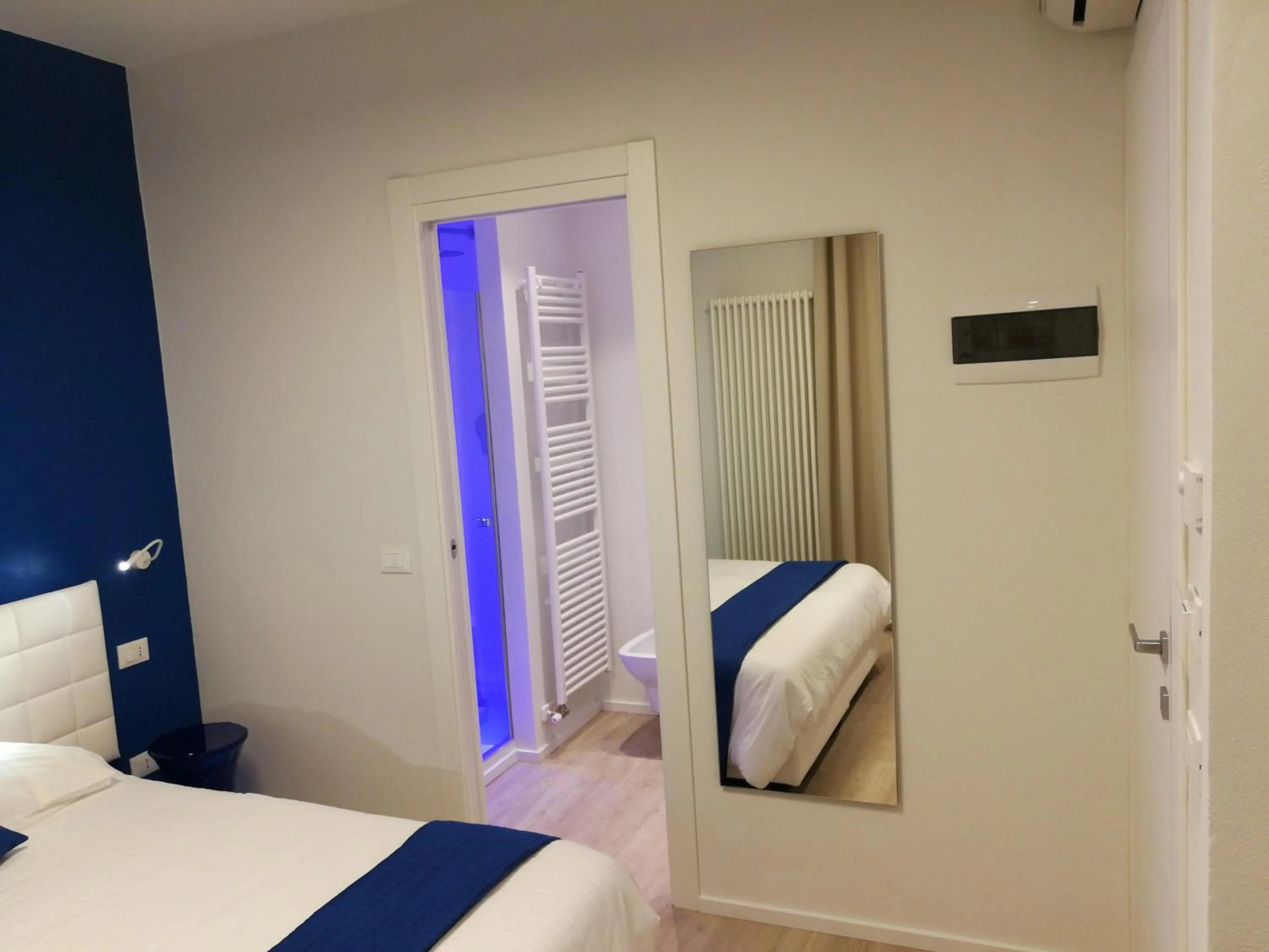 Bedroom, Bed in Suite Color Verona