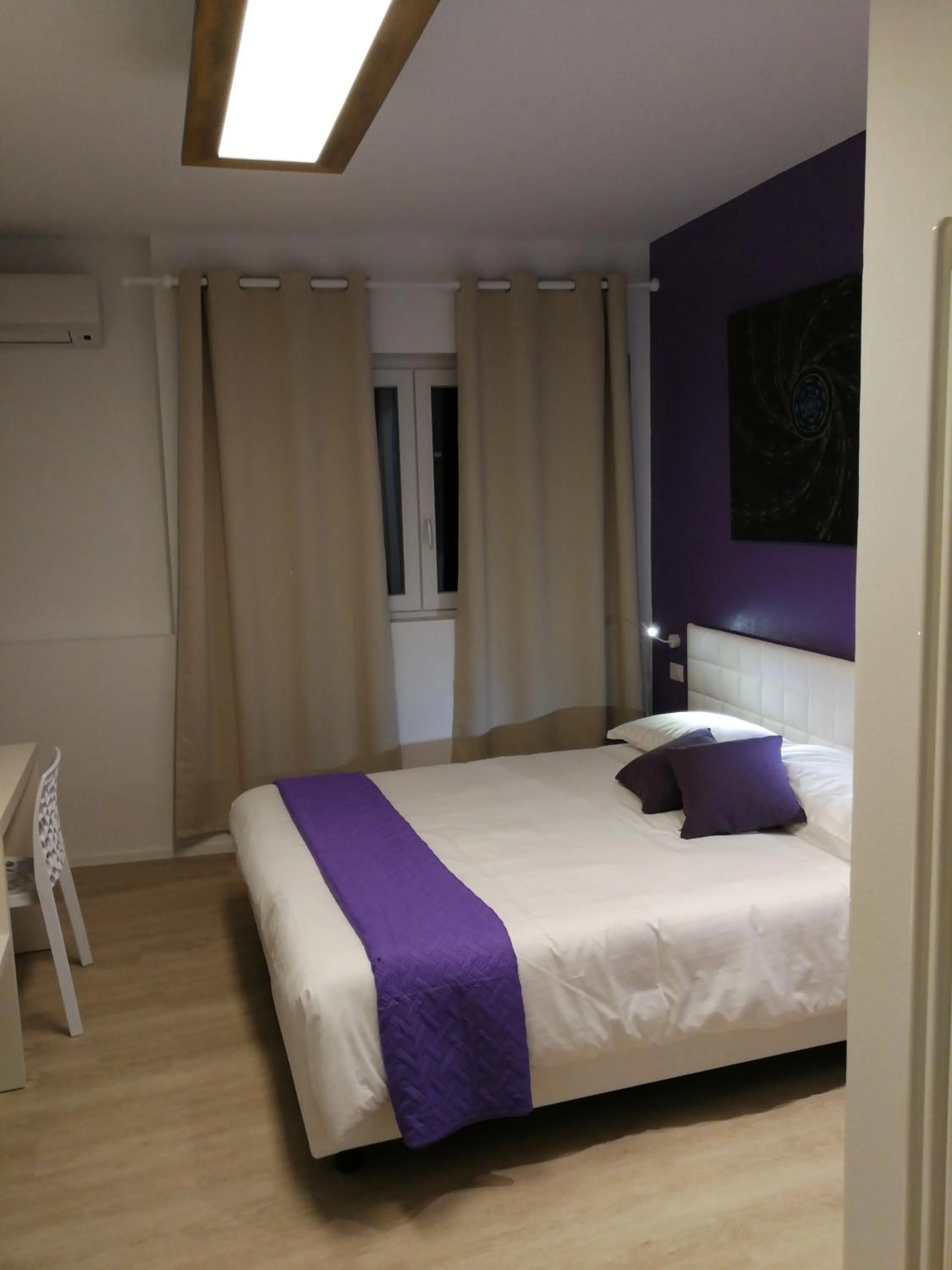 Bedroom, Bed in Suite Color Verona