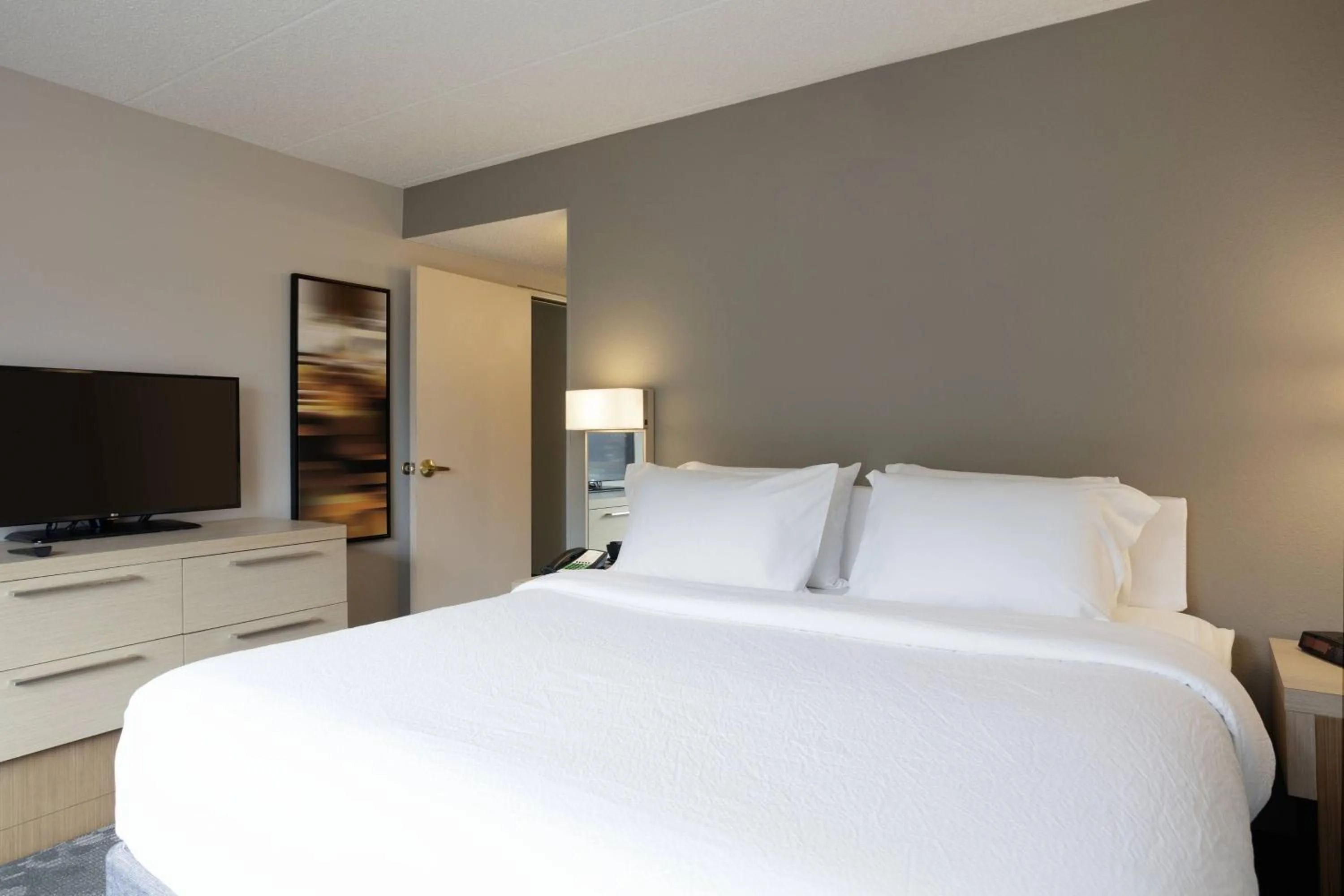 Bedroom, Bed in Courtyard Harrisonburg