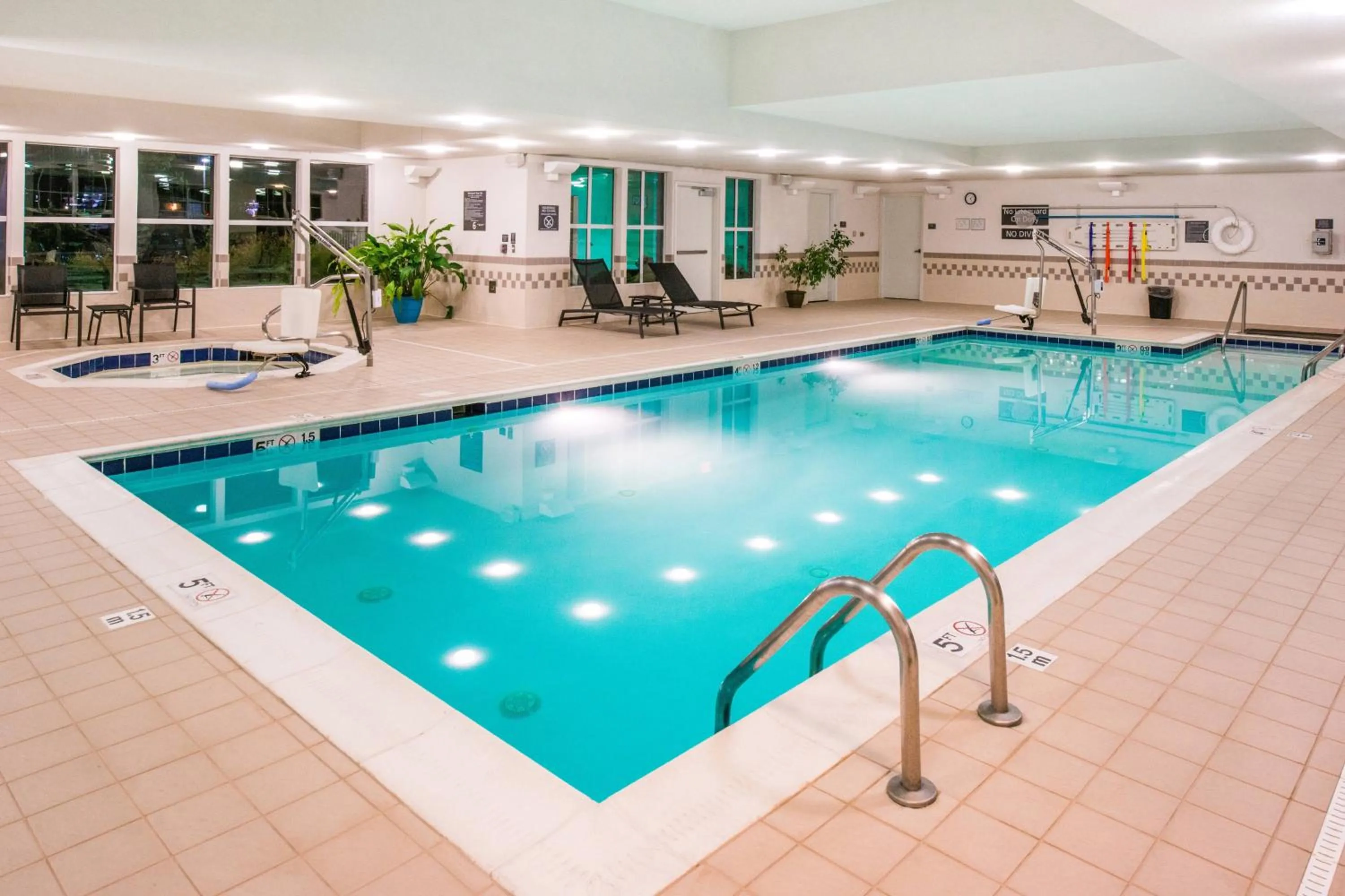 Swimming pool in Residence Inn Waynesboro