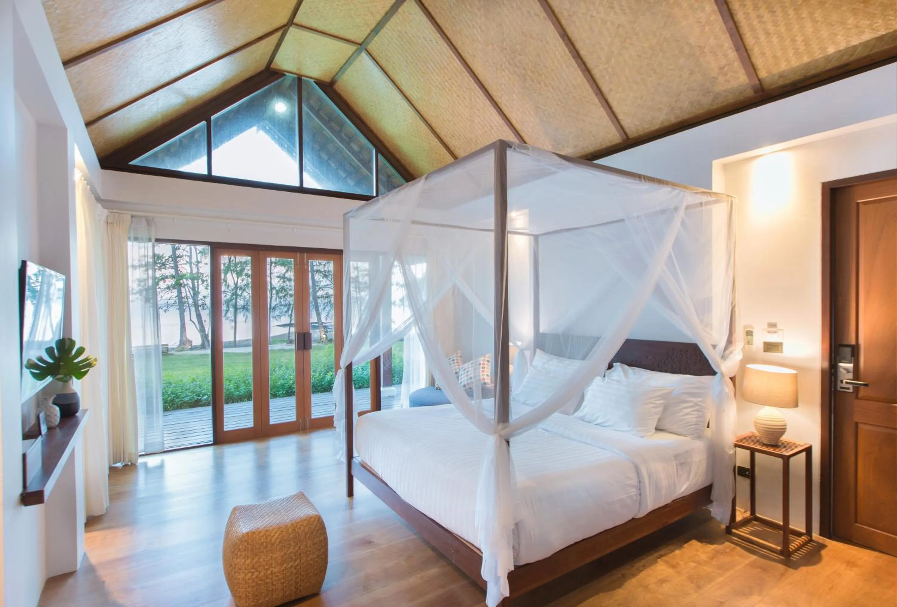 Photo of the whole room, Bed in Mira Montra Resort Koh Mak