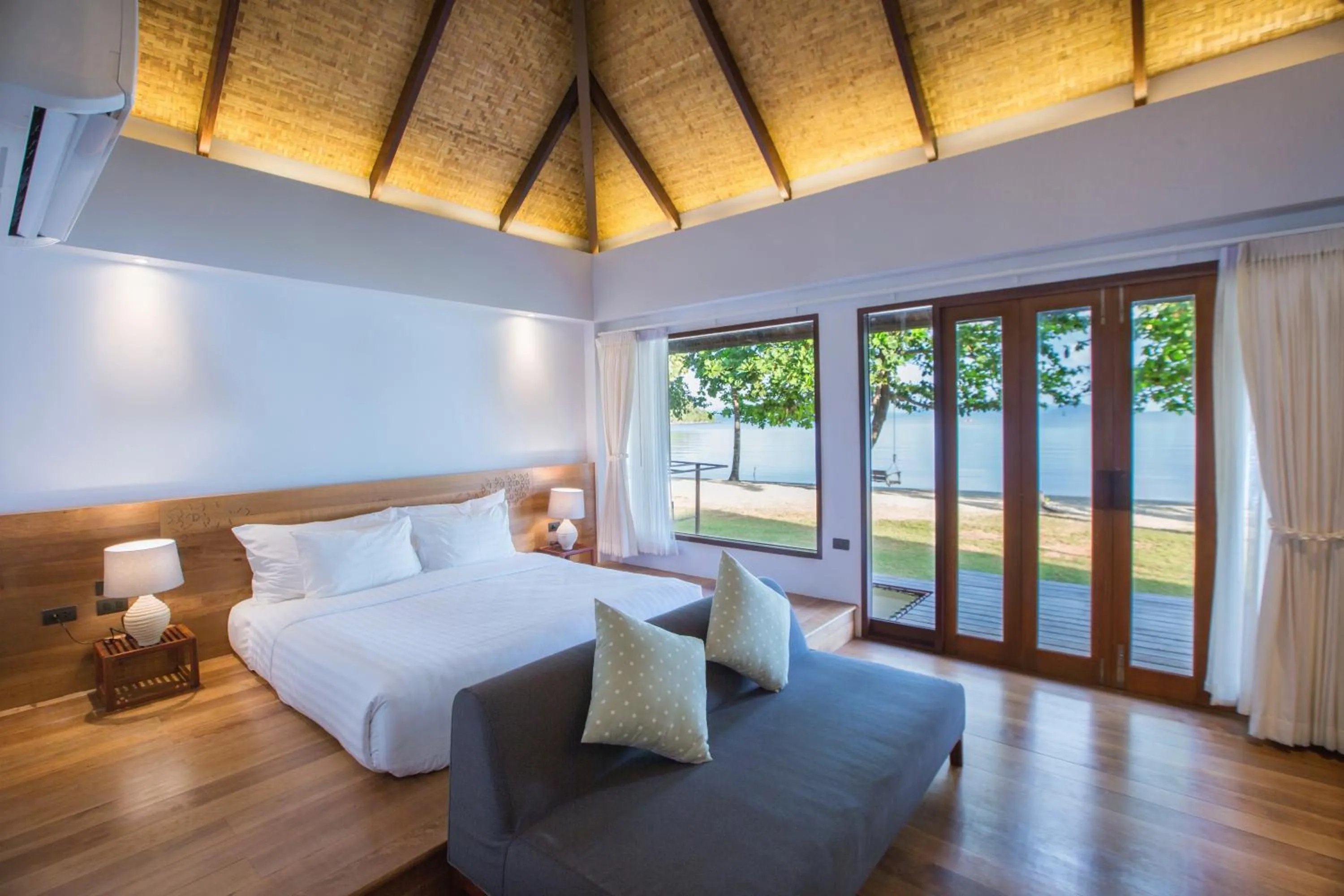 Beachfront Deluxe Villa in Mira Montra Resort Koh Mak