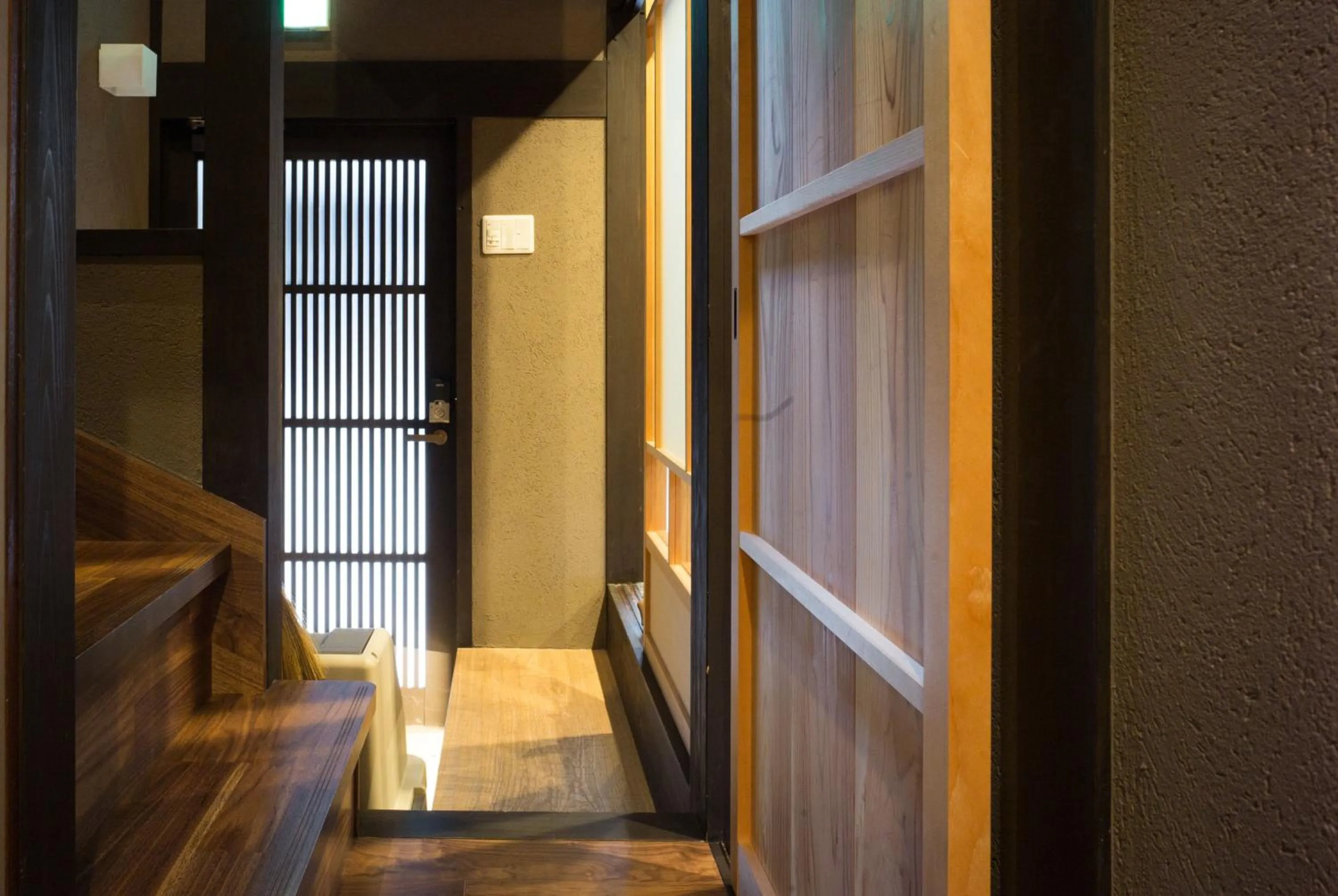 Property building in Reikaku Yasaka