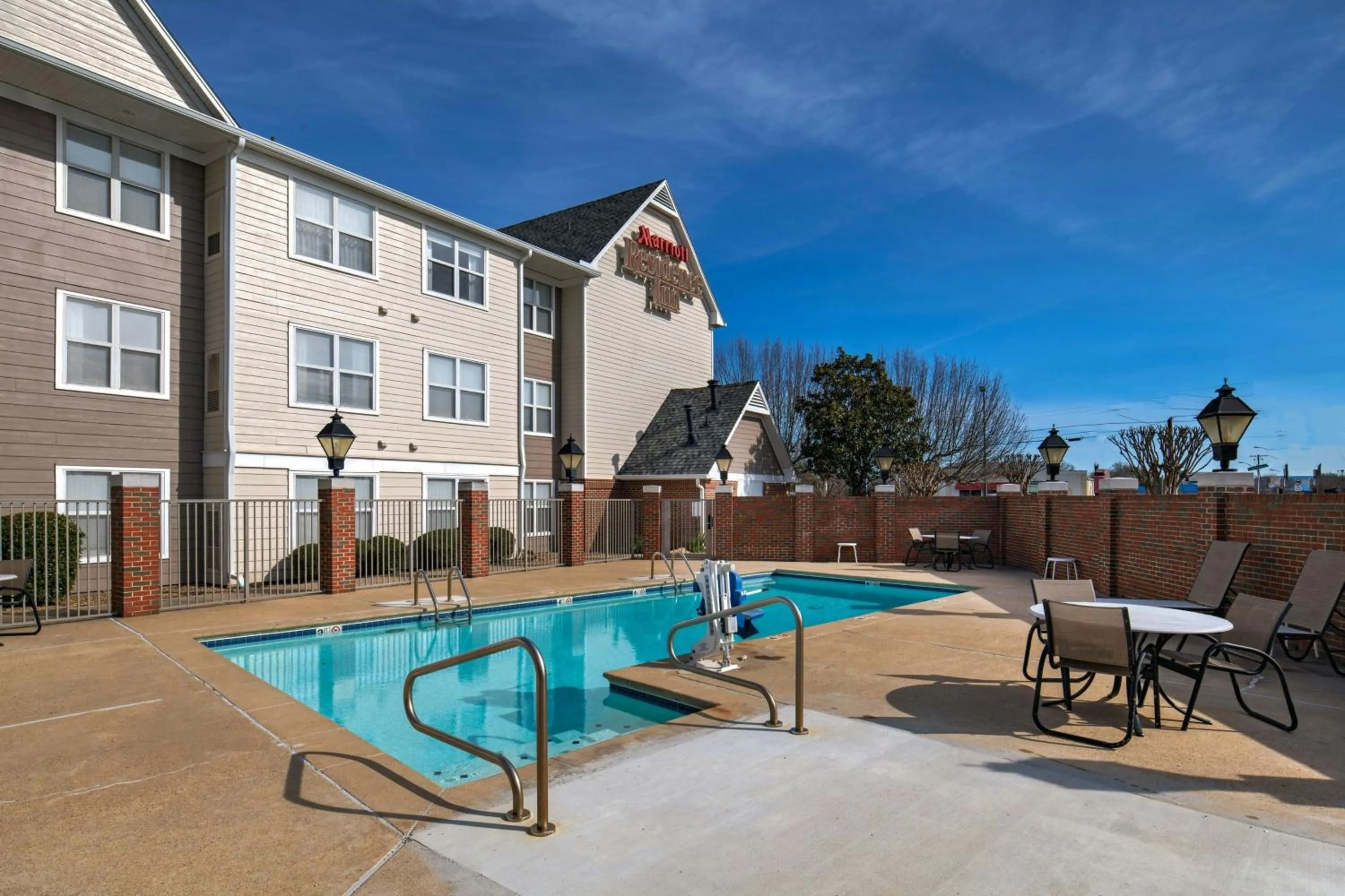 Swimming pool in Residence Inn Shreveport Airport