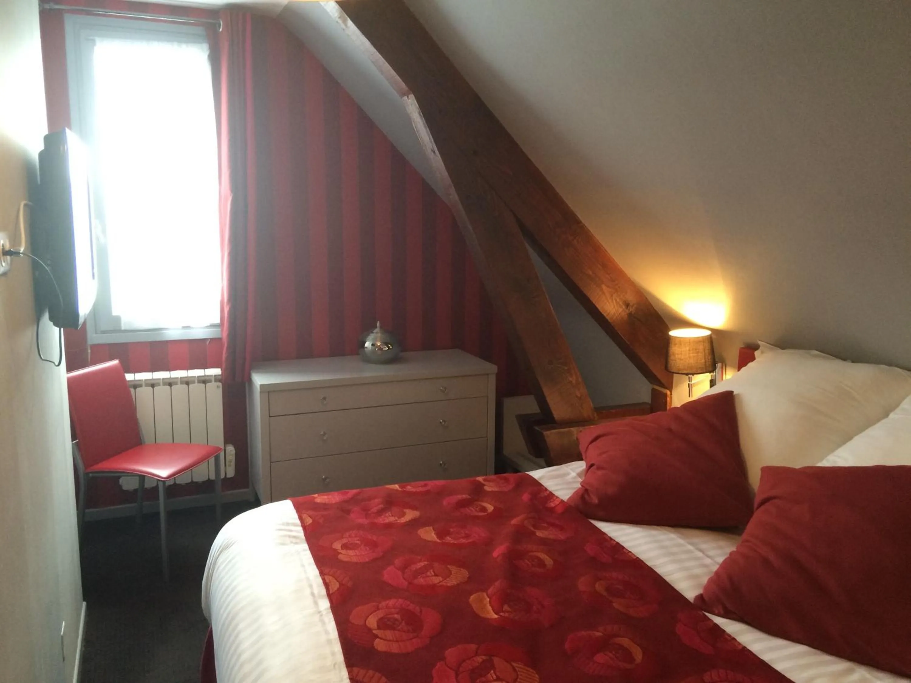 Photo of the whole room, Bed in Auberge de la Petite Ferme, Super-Besse Est, The Originals Relais