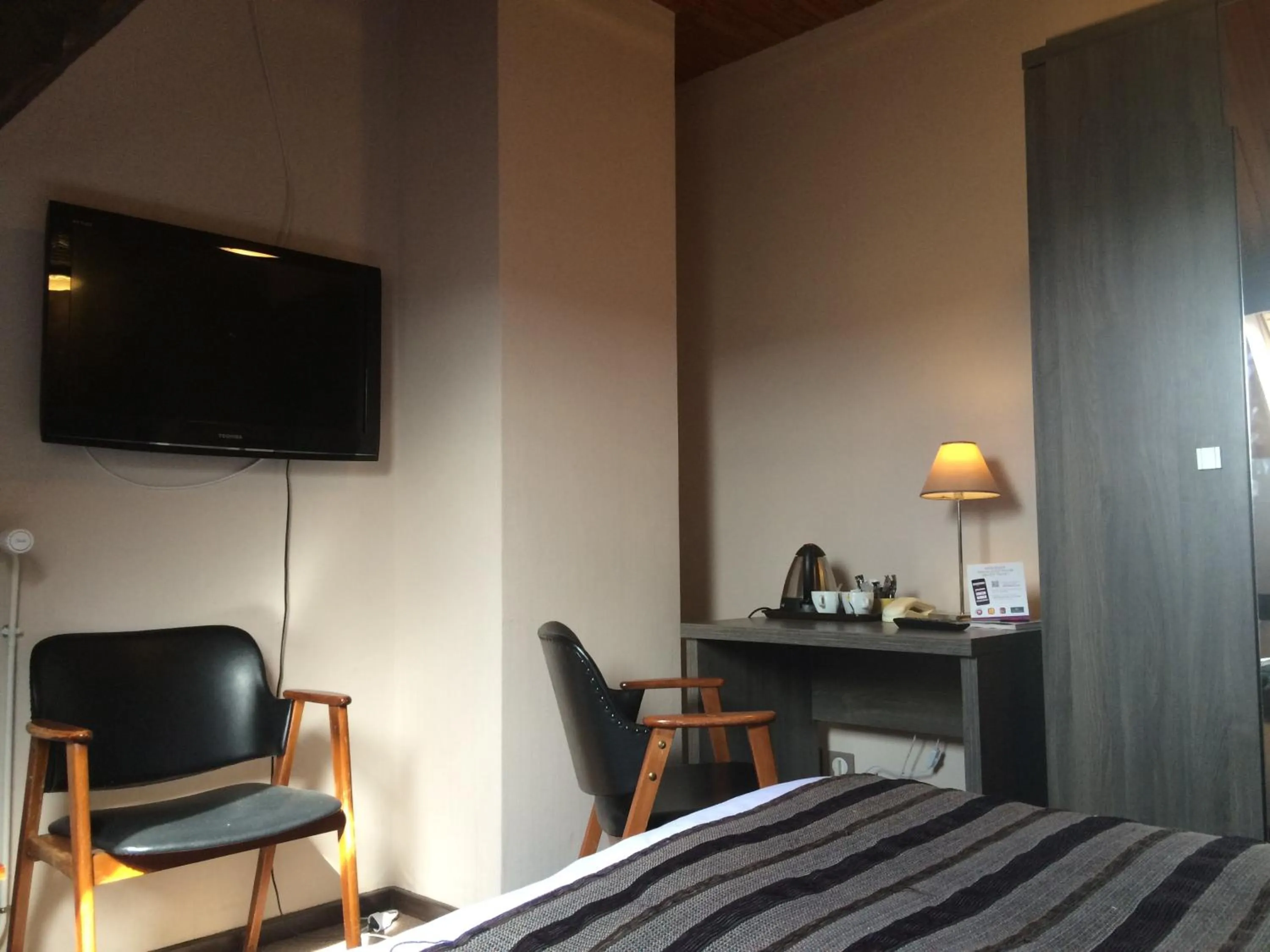 TV and multimedia, Bed in Auberge de la Petite Ferme, Super-Besse Est, The Originals Relais