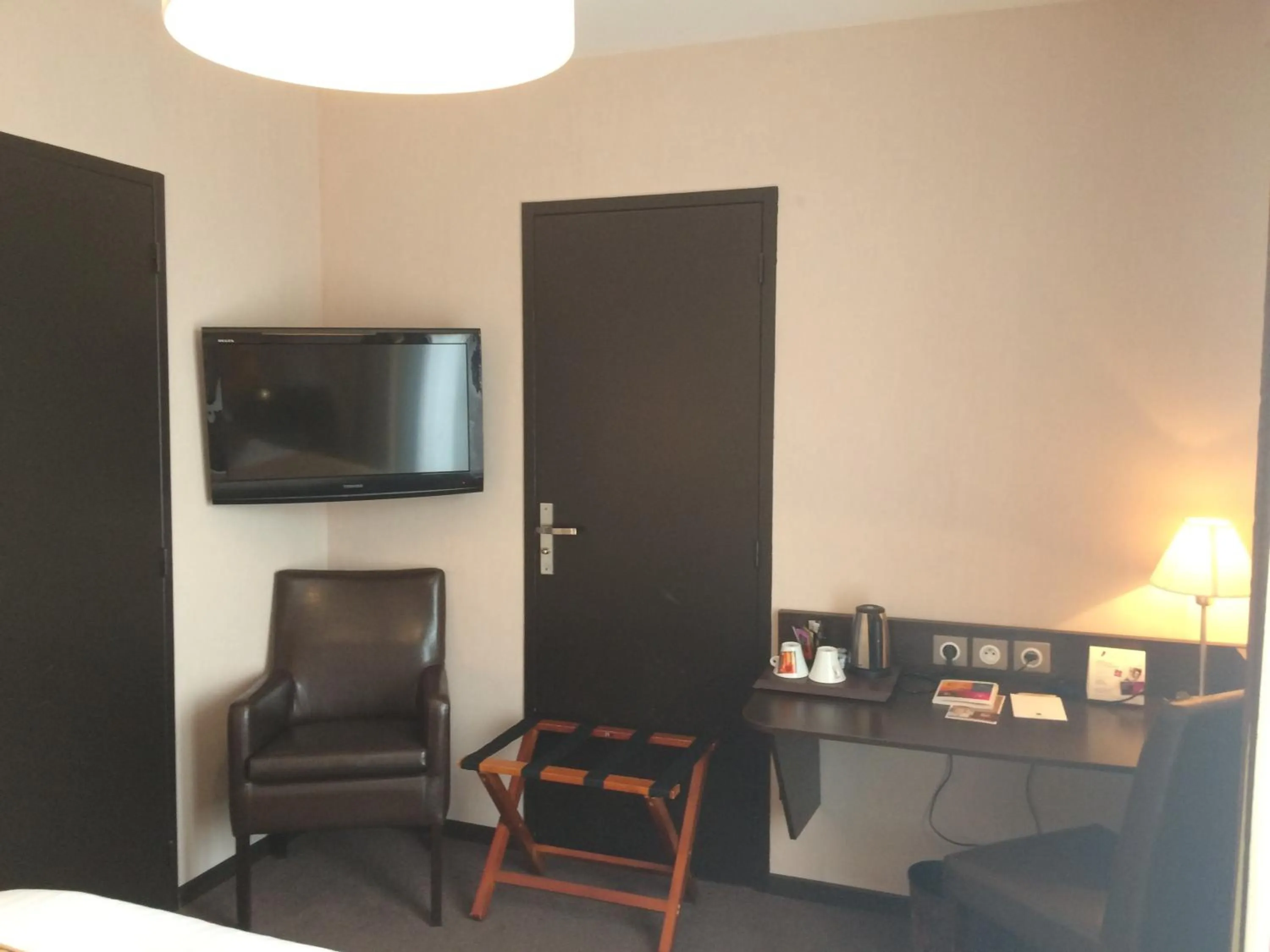 TV and multimedia, Bed in Auberge de la Petite Ferme, Super-Besse Est, The Originals Relais