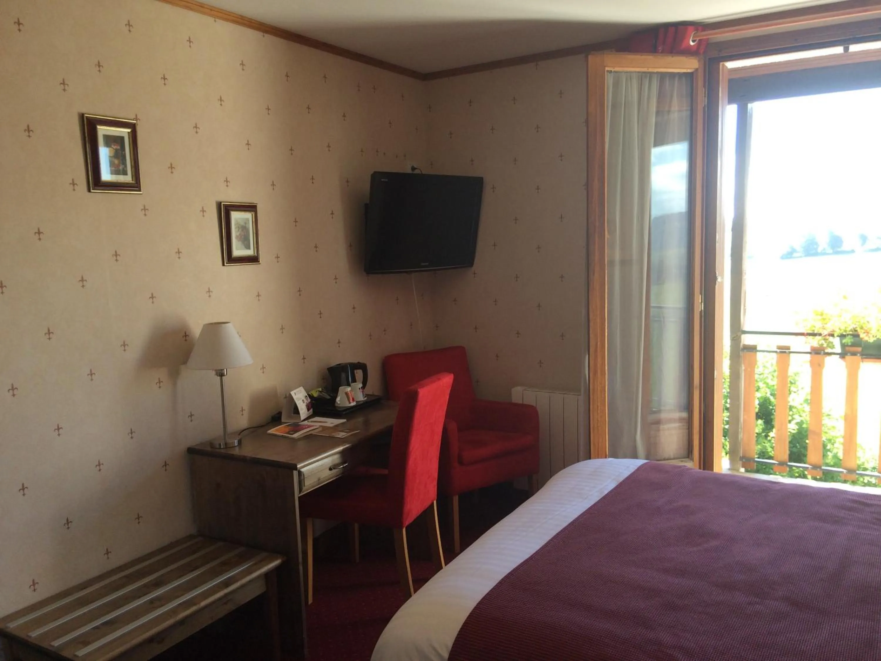 Bed in Auberge de la Petite Ferme, Super-Besse Est, The Originals Relais