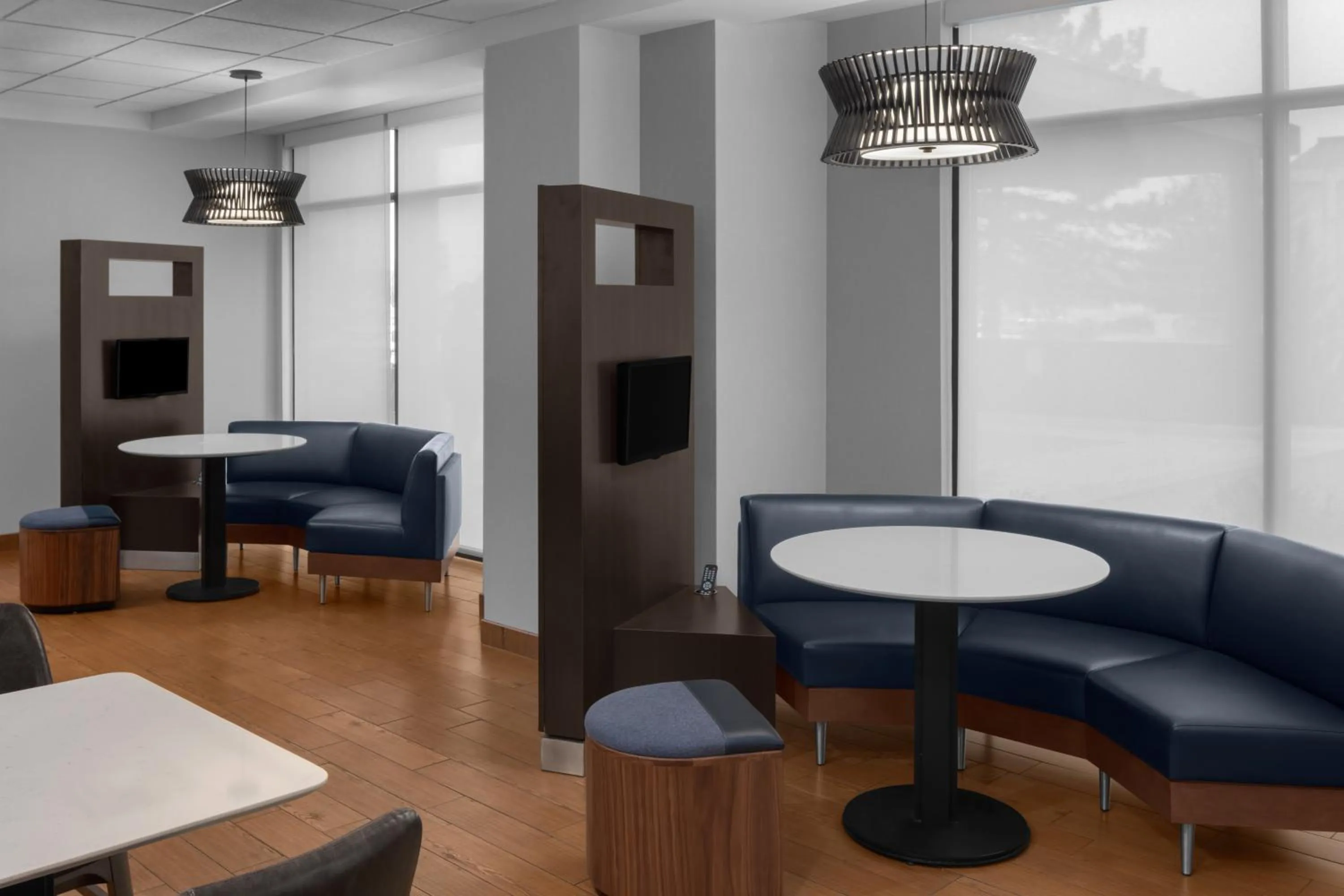 Communal lounge/ TV room in Courtyard by Marriott Salt Lake City Sandy