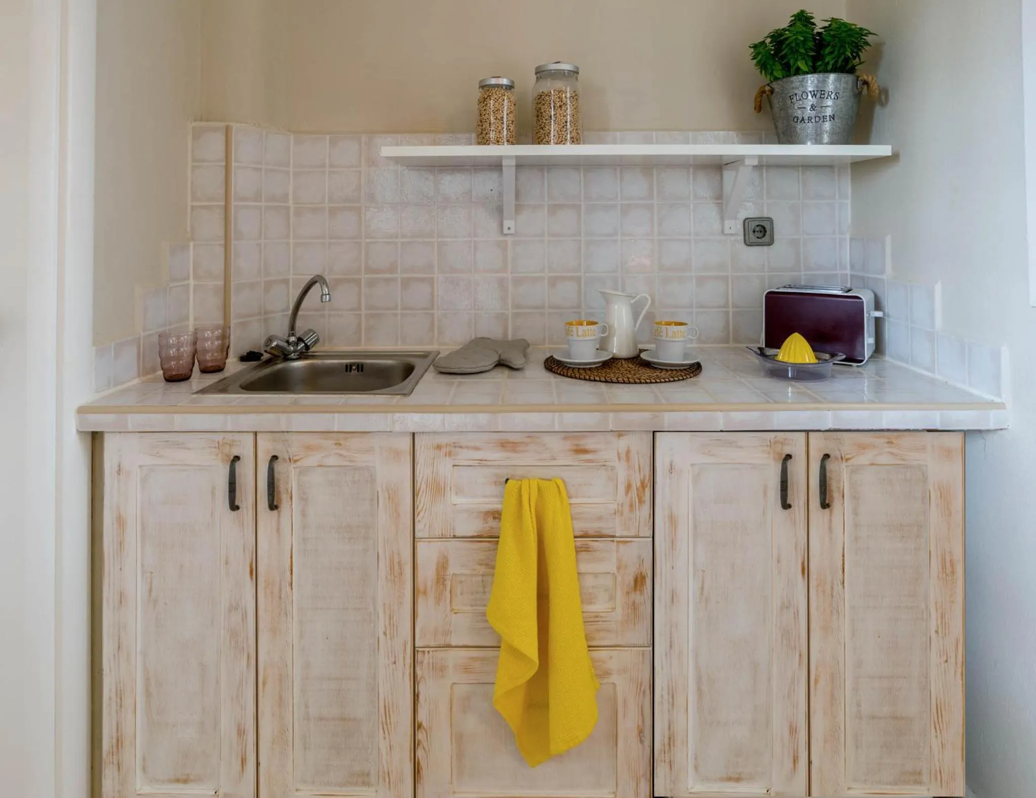 Coffee/tea facilities in Golden Sun Boutique